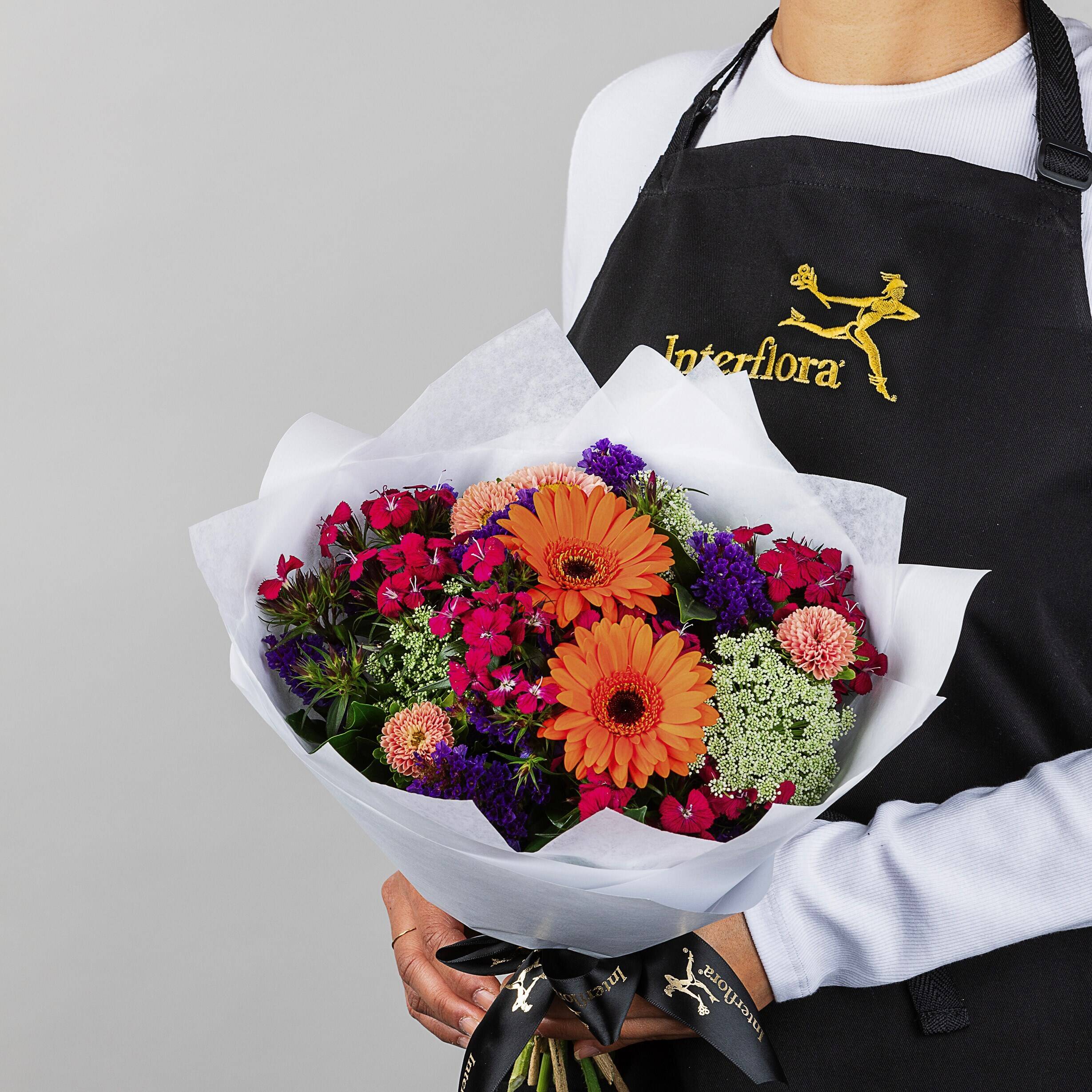 Blumenstrauß, bunte Blumen, Gerbera, Papierverpackung, Schürze, Blumenstrauß, Gerbera, bunte Blumen, Papierumschlag, Person mit Schürze,  bouquet, Blumen, Blumenstrauß, orange Gerbera, Wrap