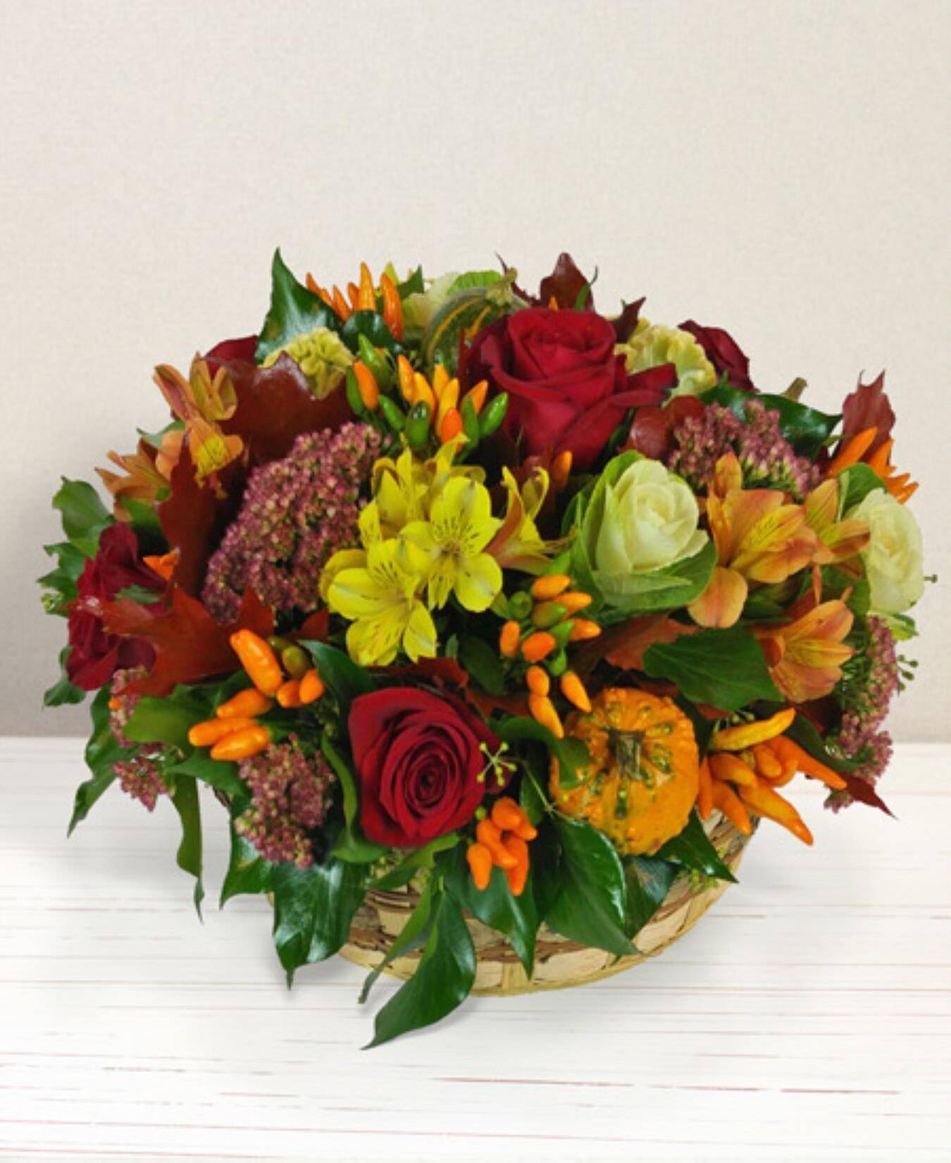 Blumenkorb, Blumenstrauß, Rosen, gemischte Blumen, orange Akzente, Blumenstrauß,  rote Rosen, gelbe Blüten, orange Akzente, Grünzeug mix