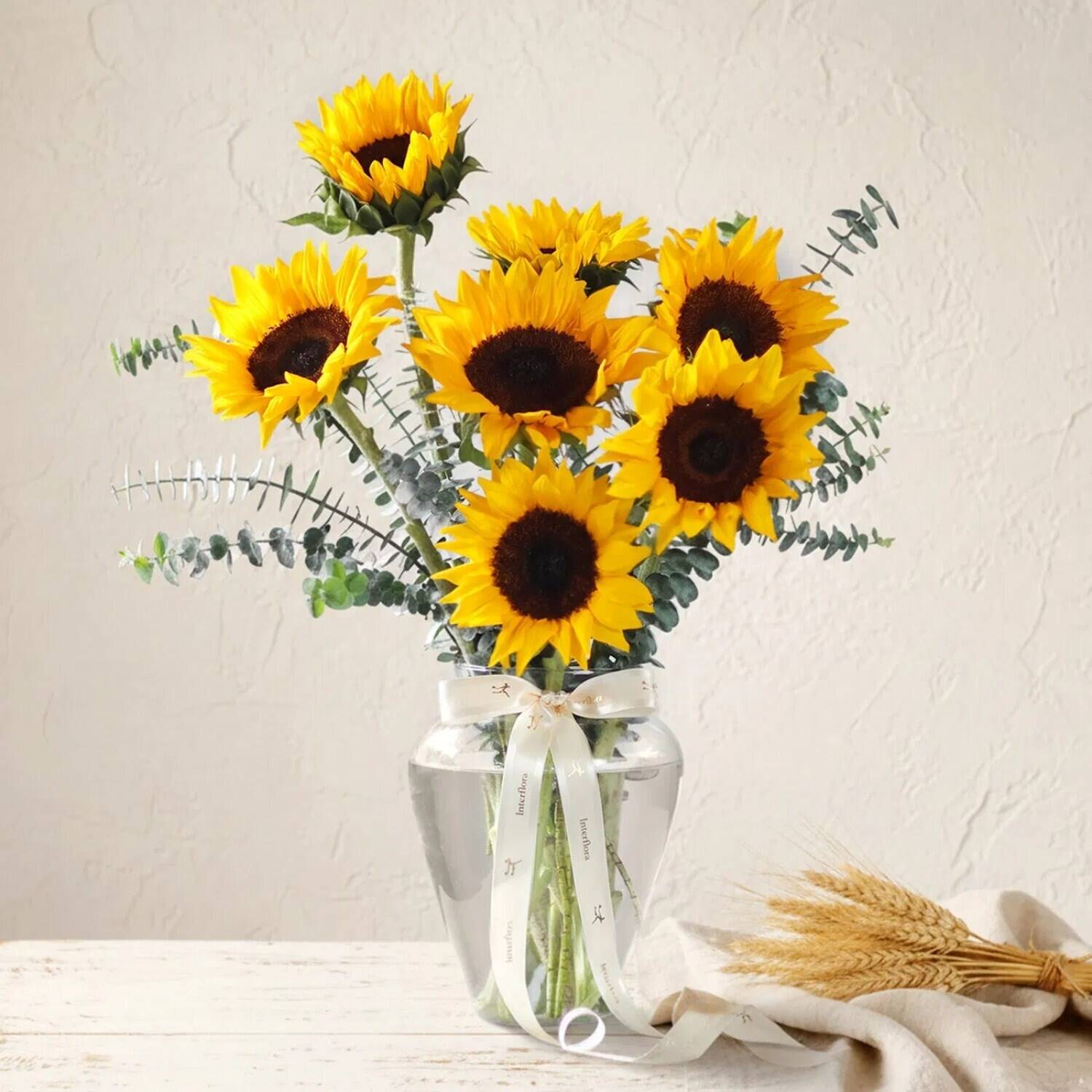 sonnenblumen, blumenstrauß, glasvasen, gelbe blütenblätter, grünzeug, sonnenblumen, blumenstrauß, glasvasen, gelbe blüten, grünzeug, Sonnenblumen, Blumenstrauß, Glasvase, gelbe Blüten, Grüner Zweig, sonnenblumen, blumenstrauß, glasvase, gelb, blumen