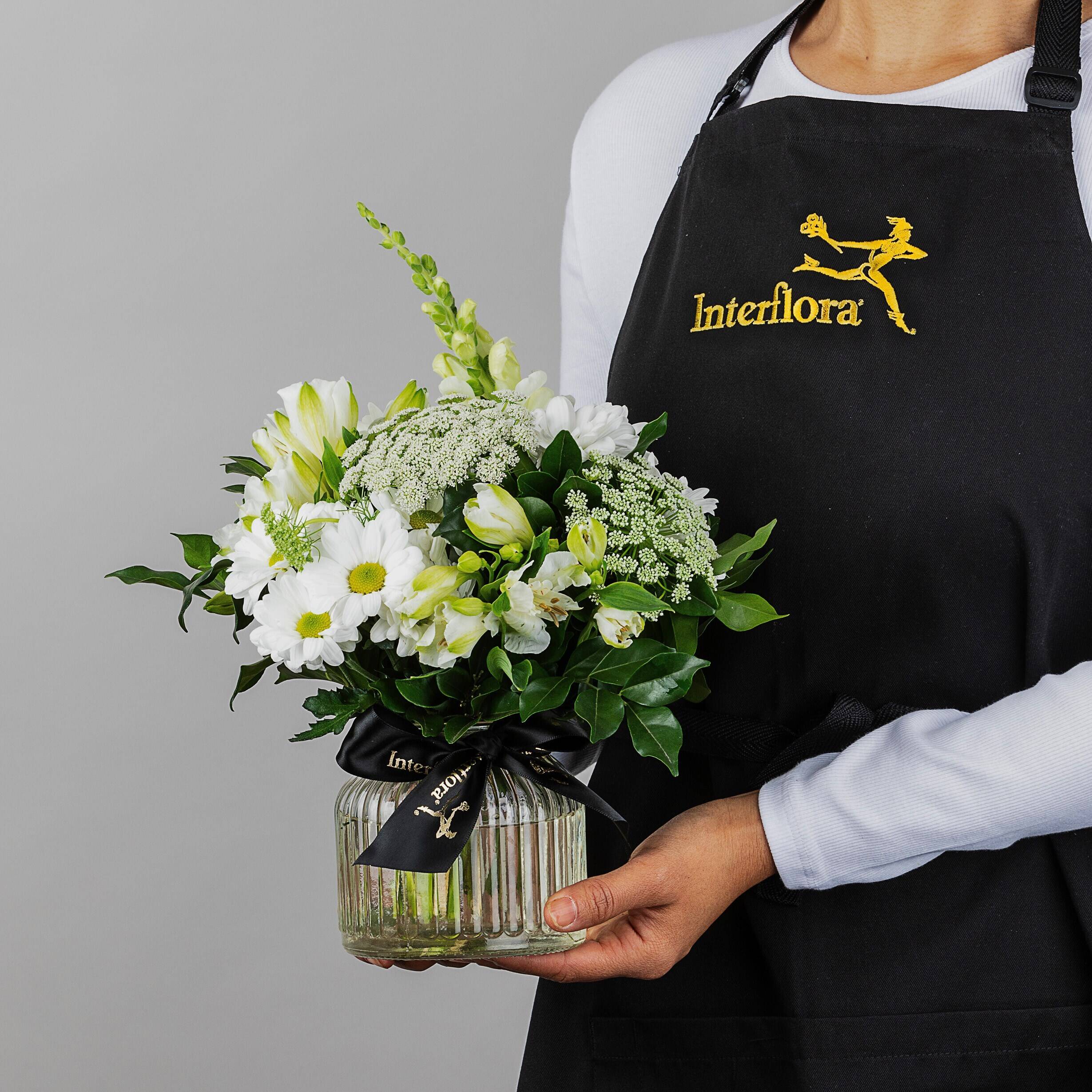 Blumenstrauß, weiße Blüten, Glasvase, Grünzeug, Schürze, Blumenstrauß, weiße Blumen, Glassvase, Blumenarrangement, Grünzeug, Blumenstrauß, weiße Blüten, Glasvase, Florale Anordnung, Grünzeug