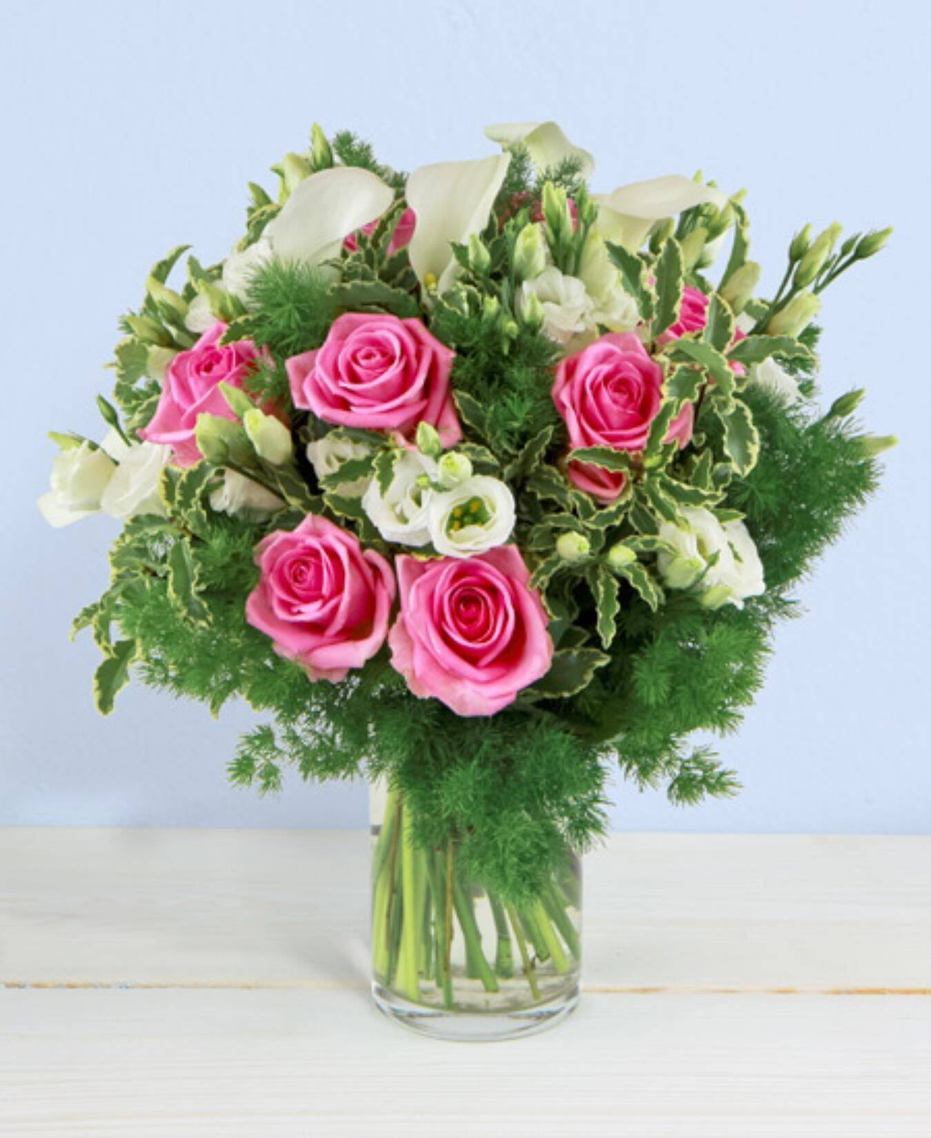 Blumenstrauß, Pinkrosen, Grünzeug, Gewächsgefäß aus Glas, Blumenanordnung, blumen, bouquet, pinkfarbene rosen, glasvase, grünes Laubwerk