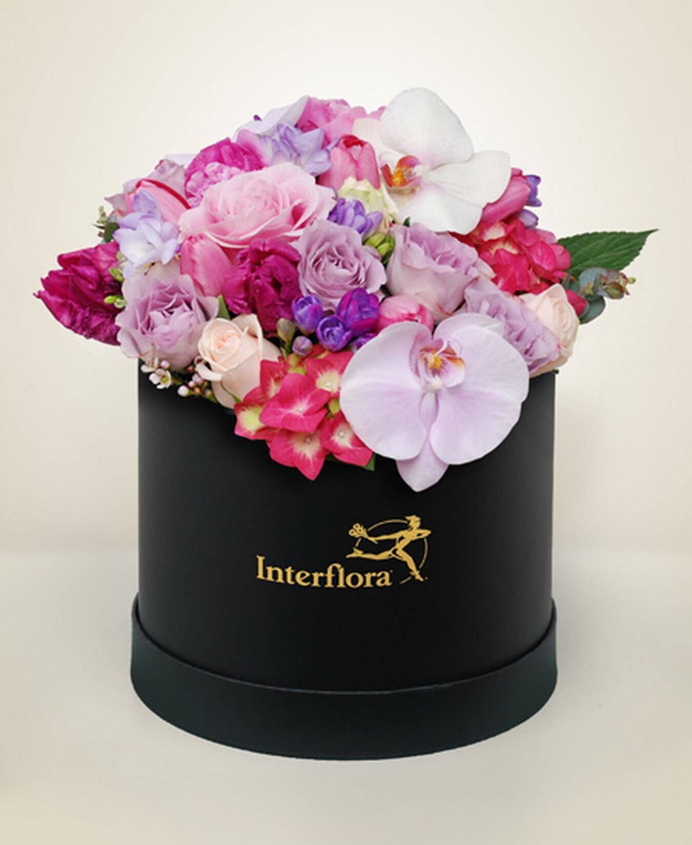 Blumen, Blumenarrangement, Anordnung, Rosa Lila, Orchidee Hutbox, Blumenbox, Blumenanordnung, Rosa Blüten, Orchidee, schwarze Box, blumenbox, blumen arrangement, orchideen, pinkes bukett, schwarze hutschachtel