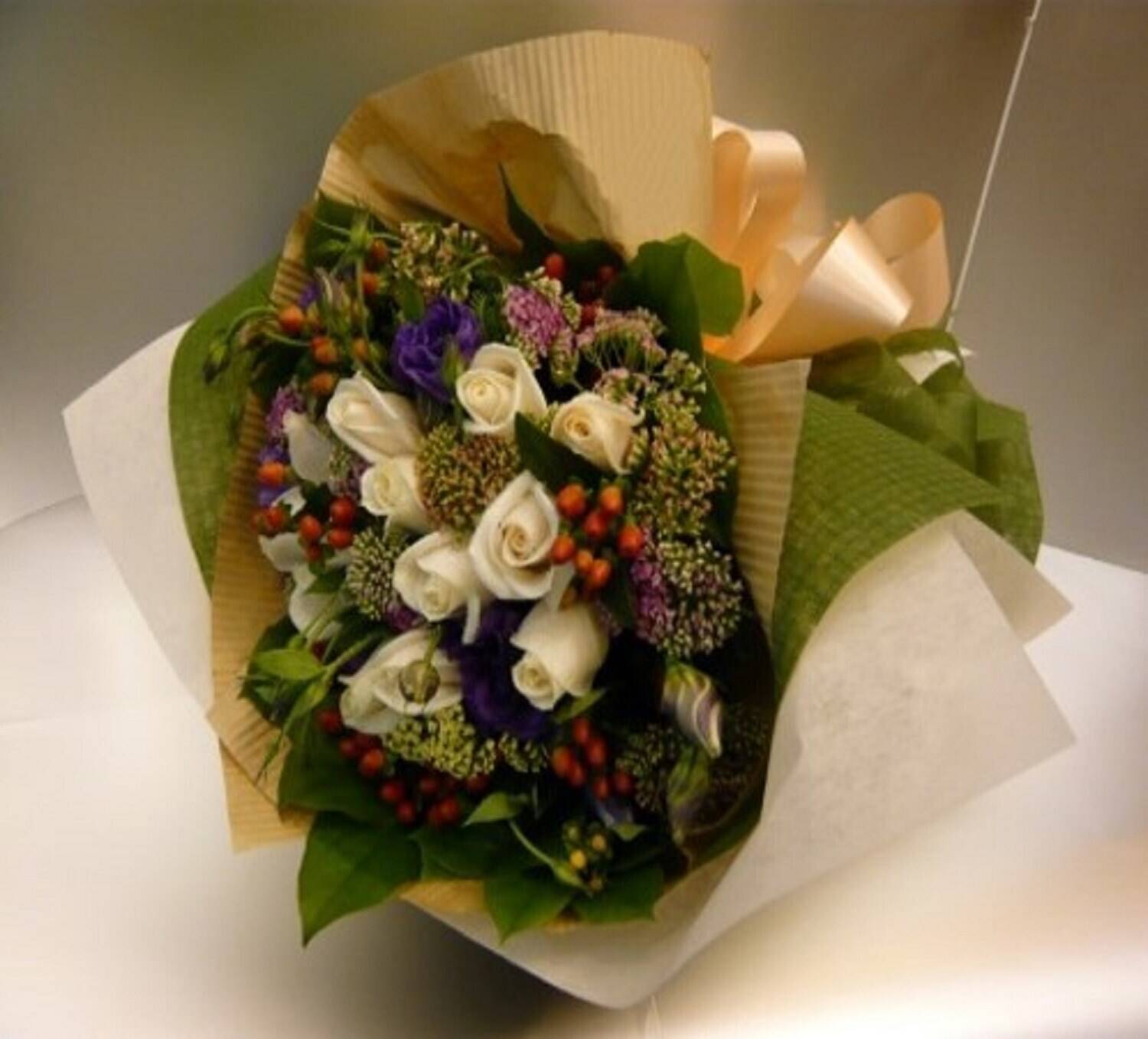 Blume, Blumen-Arrangement, Blumenstrauß, Rose, Florales Design, Blume, Blumen-Arrangement, Blumenstrauß, Rose, Florales Design, Blume, Blumen-Arrangement, Blumenstrauß, Rose, Florales Design, blume, Bouquet, weiße Rosen, gemischte Blumen, grünes Laub