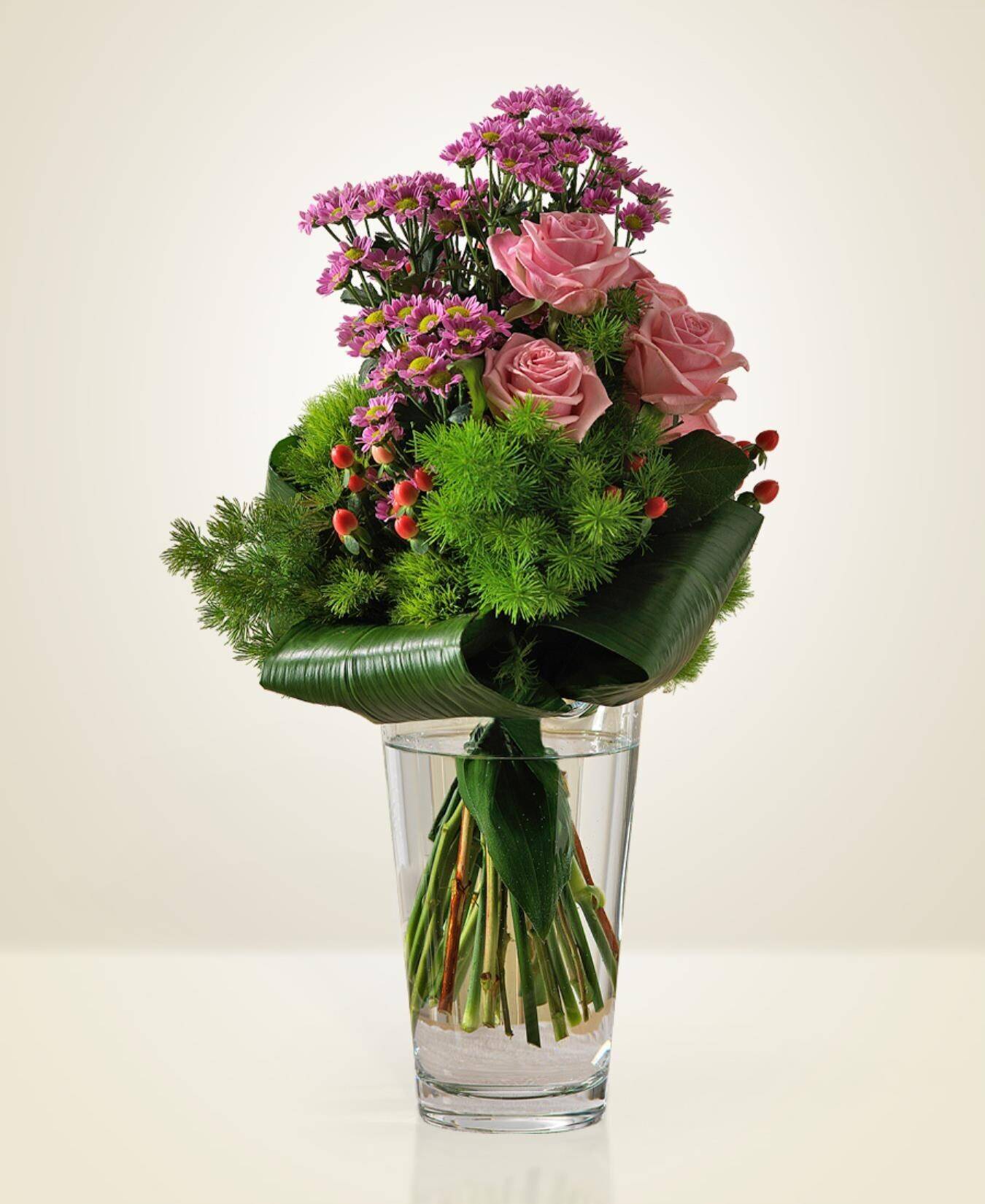 Blumenstrauß, rosa Rosen, lila Chrysanthemen, grünes Laub, Glassvase, blumensträuße, rosa rosen, lila asters, grünes Laub, glas vase