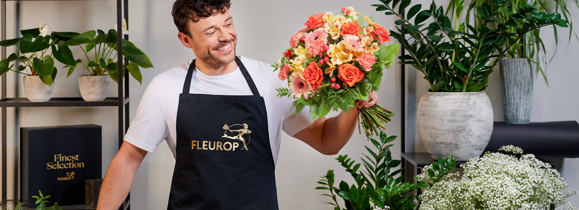 Florist mit Strauß zum Muttertag in Orange-Gelb-Rot