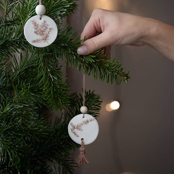 Fertige Weihnachtsdeko mit Weihnachtsanhänger