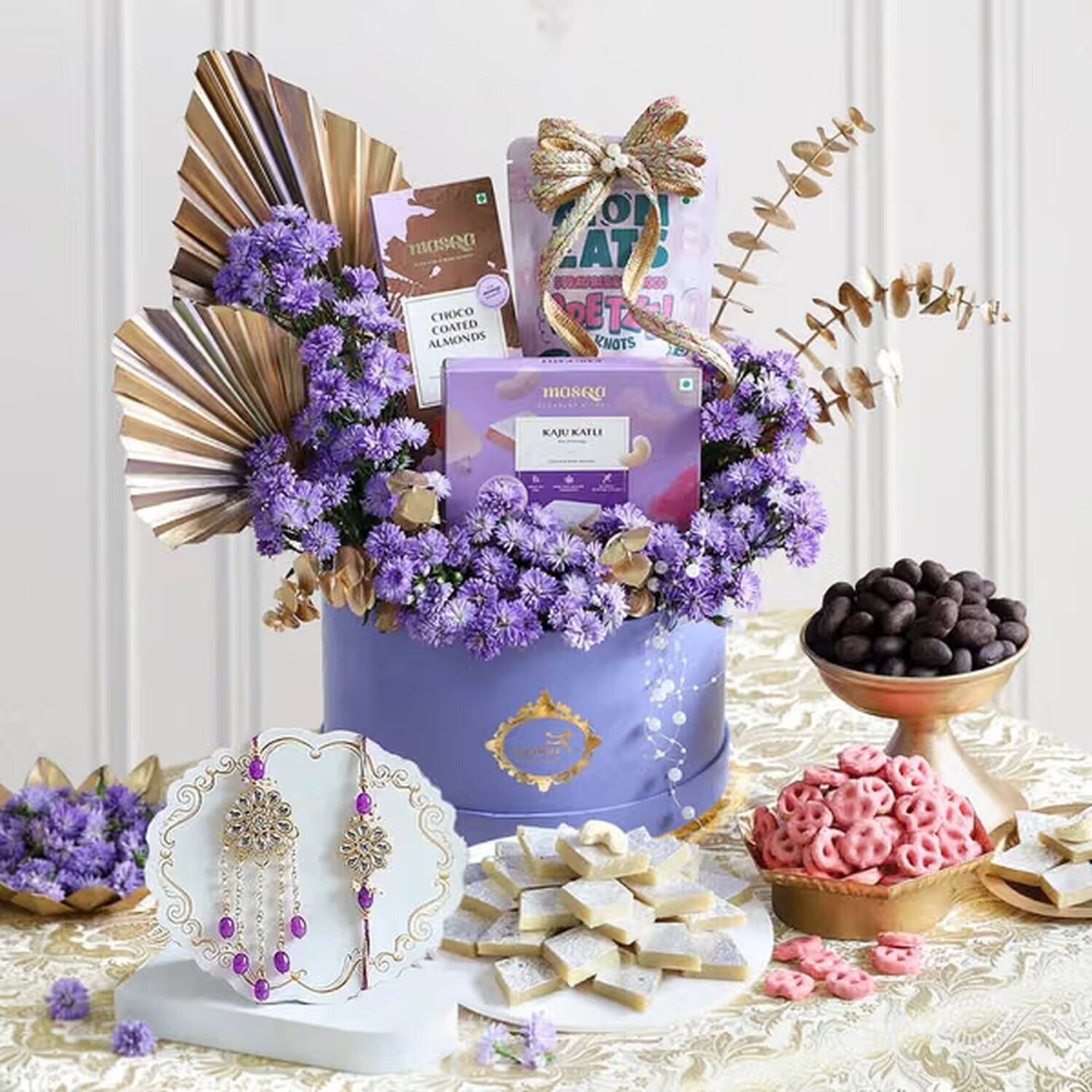 geschenkbox, schokolade, bunte schokoladen, blumenarrangement, lavendel, Geschenkkorb, Schokolade, Blumen, gemische Snacks, lila Thema, Geschenkkorb, Schokolade, Blumen, essbare Leckereien, lila Farbpalette