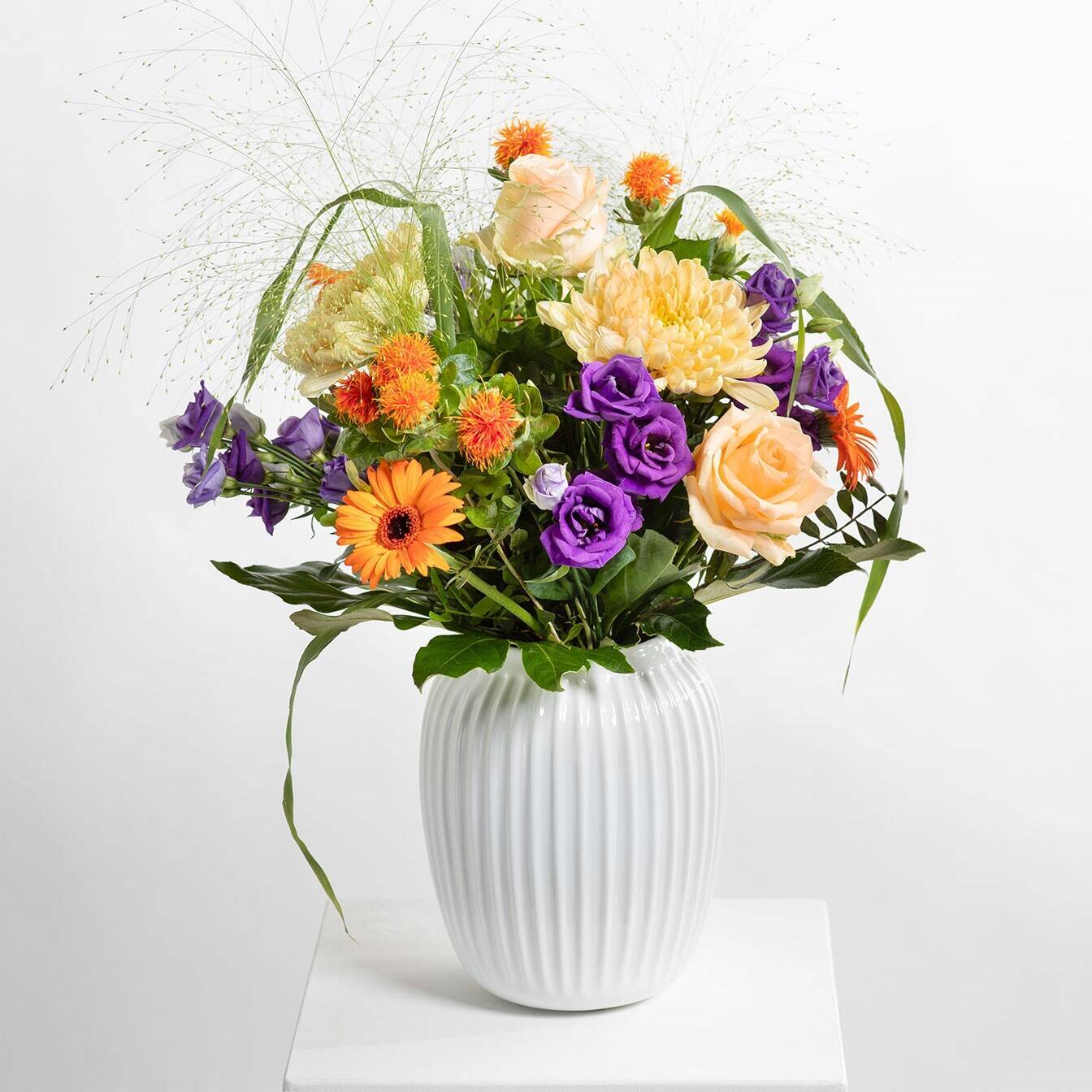 Blumenarrangement, Vase, Blumenstrauß, Orange/lila Blumen, Florale Dekoration, Blumenstrauß, Florale Anordnung, Vase, bunte Blumen, Pfirsichfarbene Rosen, blumenstrauß, vase, orange, lila, creme
