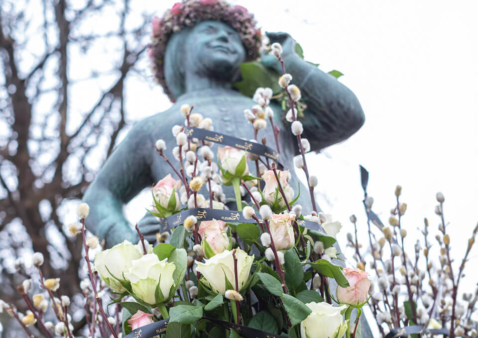 Liesl Karlstadt Denkmal München mit Blumen geschmückt