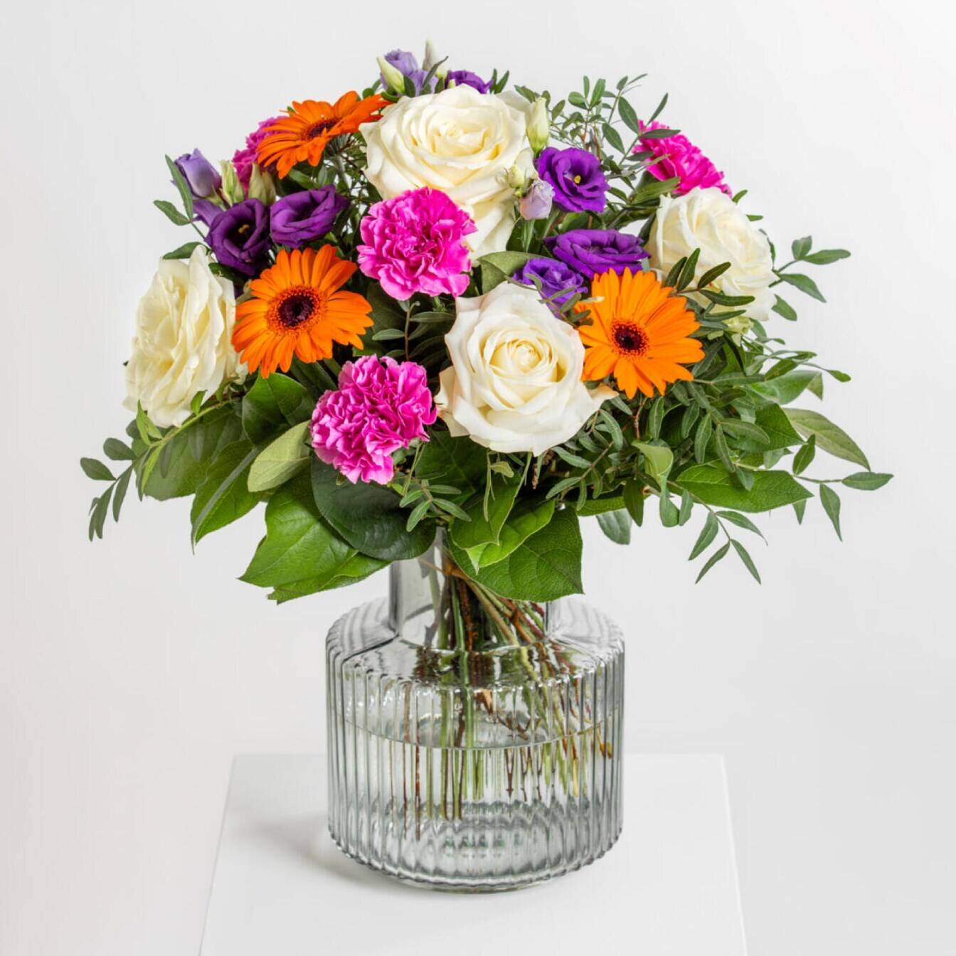 Blumenstrauß, Glasvase, weiße Rosen, orange Gerbera, Lila Lisianthus, Blumenstrauß, Vase, gemischte Blumen, Rosen, Gerbera, Blumensträuss, Blumenvielfalt, Glasvase, bunt, frisch geschnitten, blumen, blumenstrauß, glasvase, weiße rosen, bunte farben