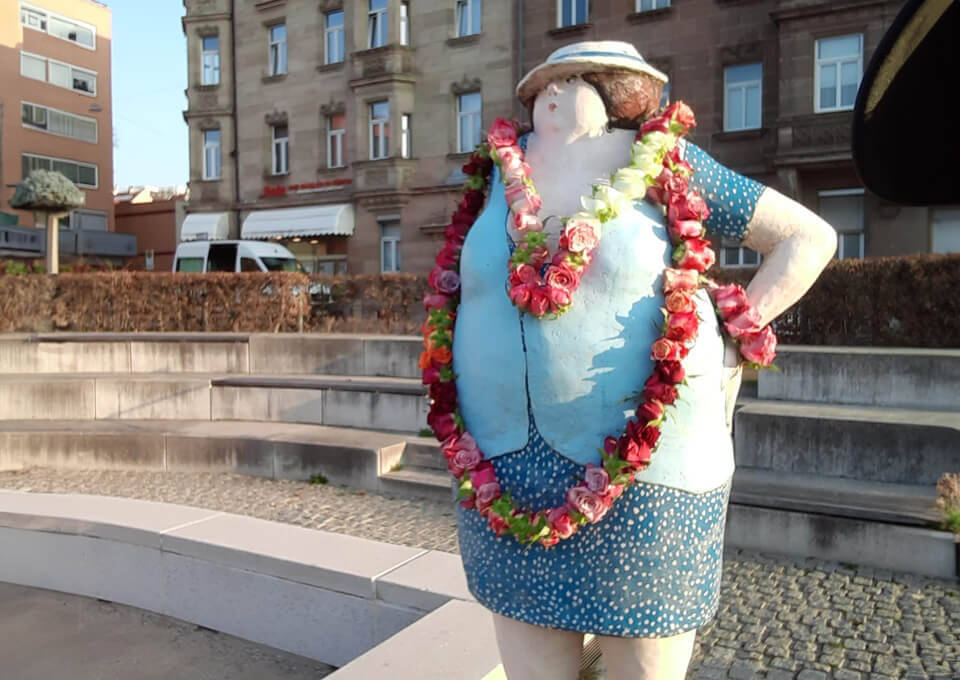 Brunnenanlage Fürth mit Blumen geschmückt