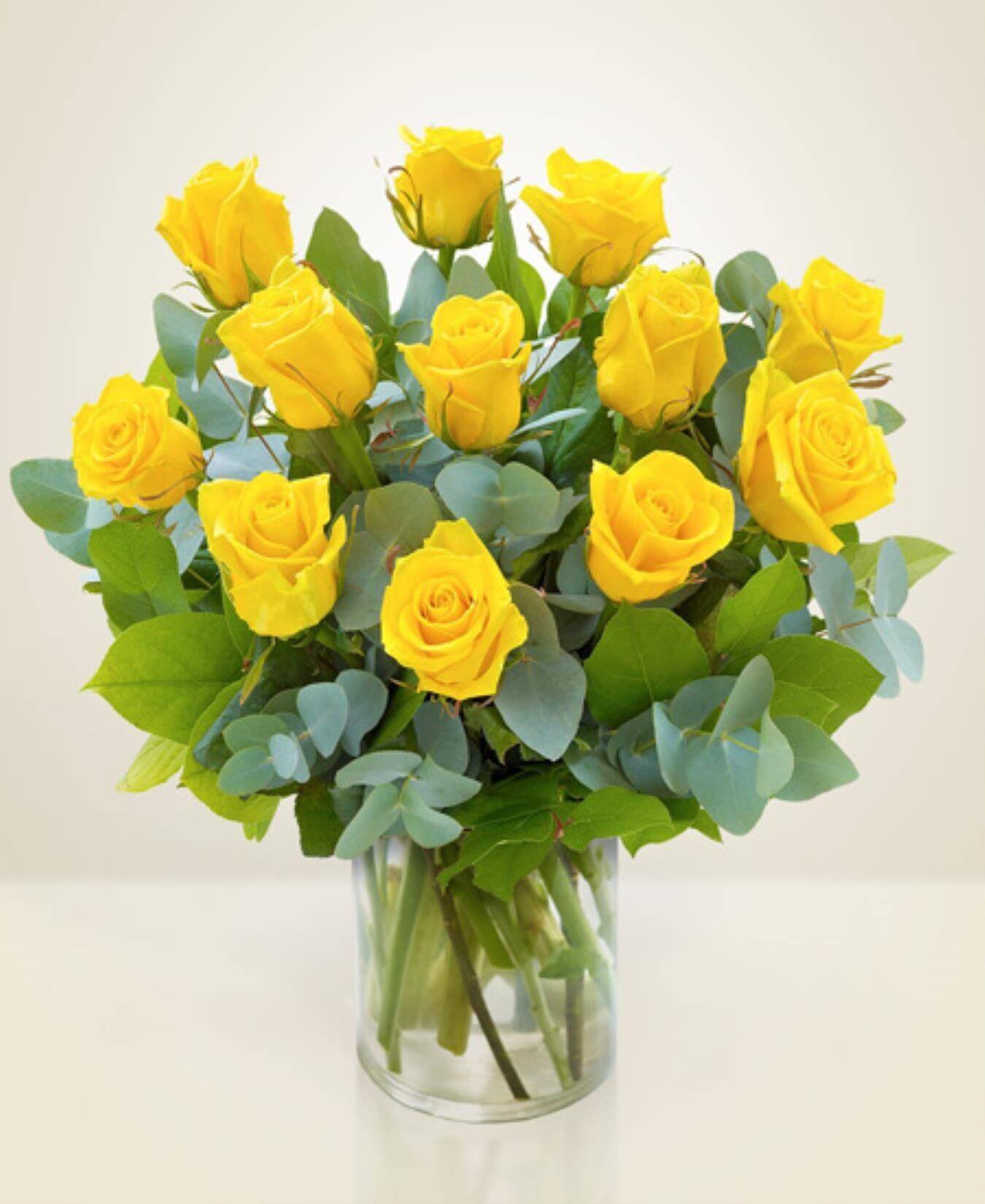 gelbe Rosen, Rosenbouquet, Glassvase, Grünblätter, Blumenarrangement,  gelbe Rosen, Rosenstrauß, Blumenarrangement, Grünpflanzen, Glasvase,  gelbe Rosen,  Rosenstrauß,  Glasvase,  grünem Blattwerk,  Blumengesteck