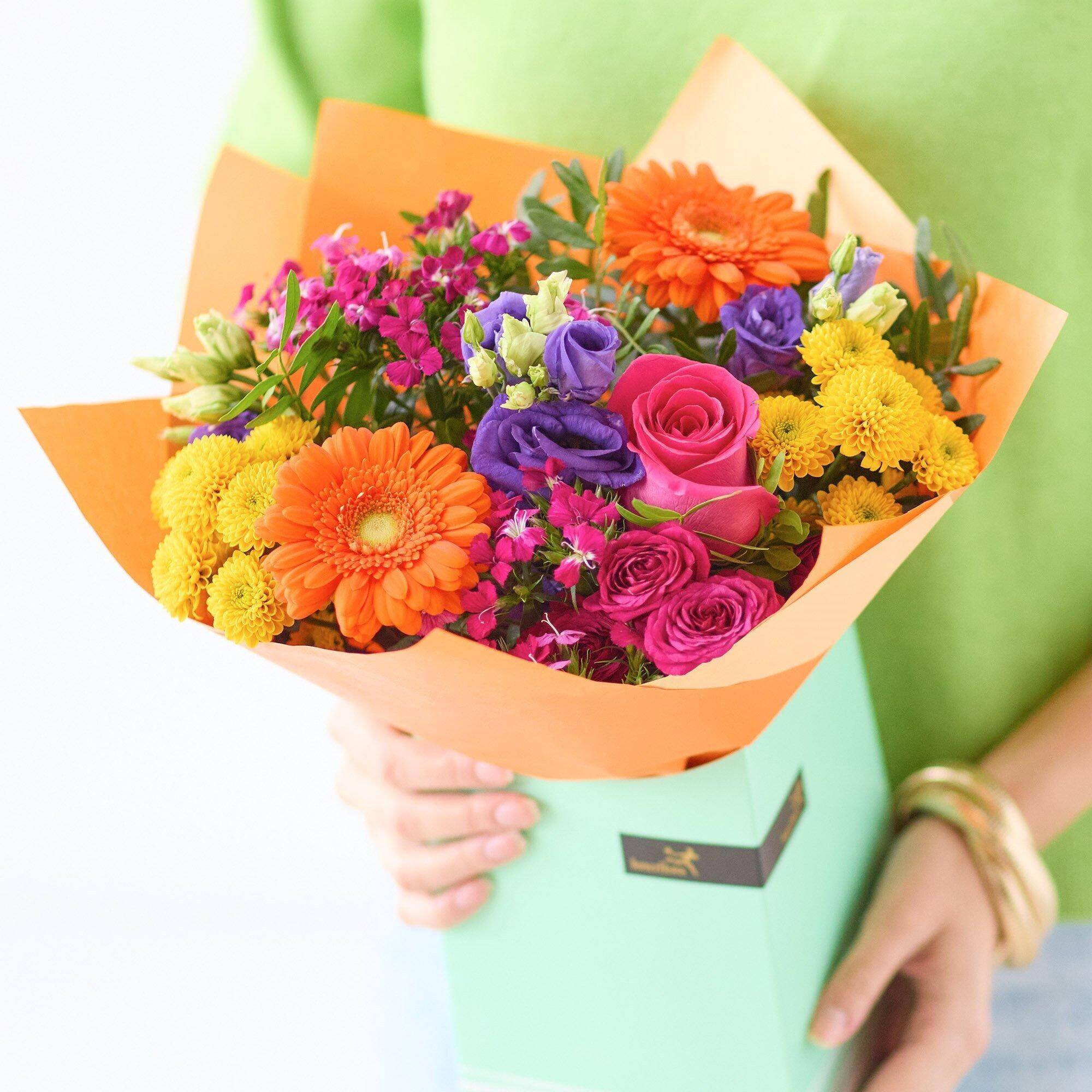 blumen, strauß, bunt, geschenk, blumenarrangement, Blumen, Blumenstrauß, Blumenarrangement, Geschenk, Floristik, Blumenstrauß, gemischte Blumen, orangefarbene Blumen, rosa Rosen, grüne Verpackung, blumen, blumenstrauß, bunt, arrangement, geschenk