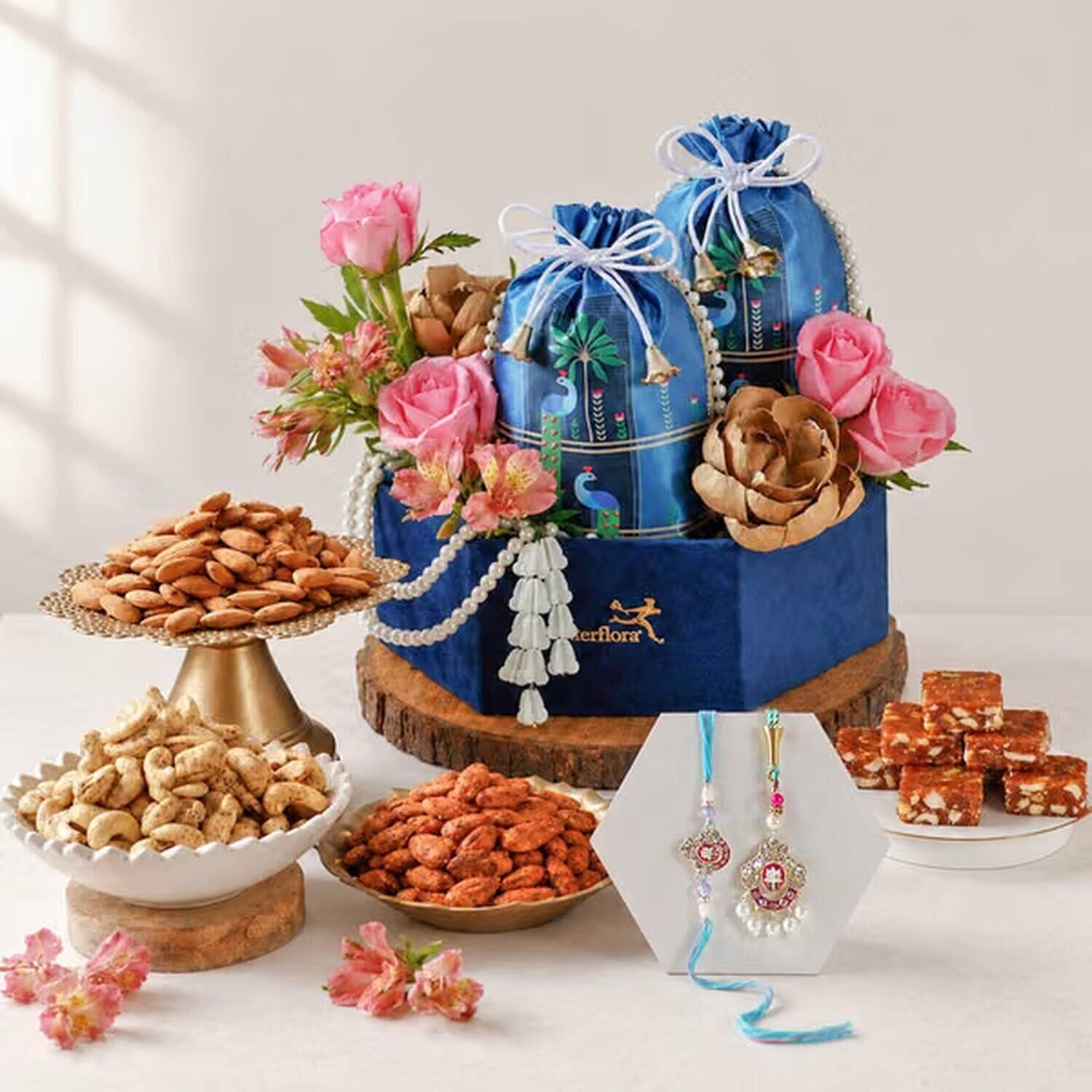 Geschenkkorb, blaues Gewebe, Perlenkette, Blumen, Nüsse und Süßigkeiten, Geschenkkorb, dekoratives Geschenk, Süßigkeitenplatte, Nüsse und Trockenfrüchte, blauer Stoff, ?