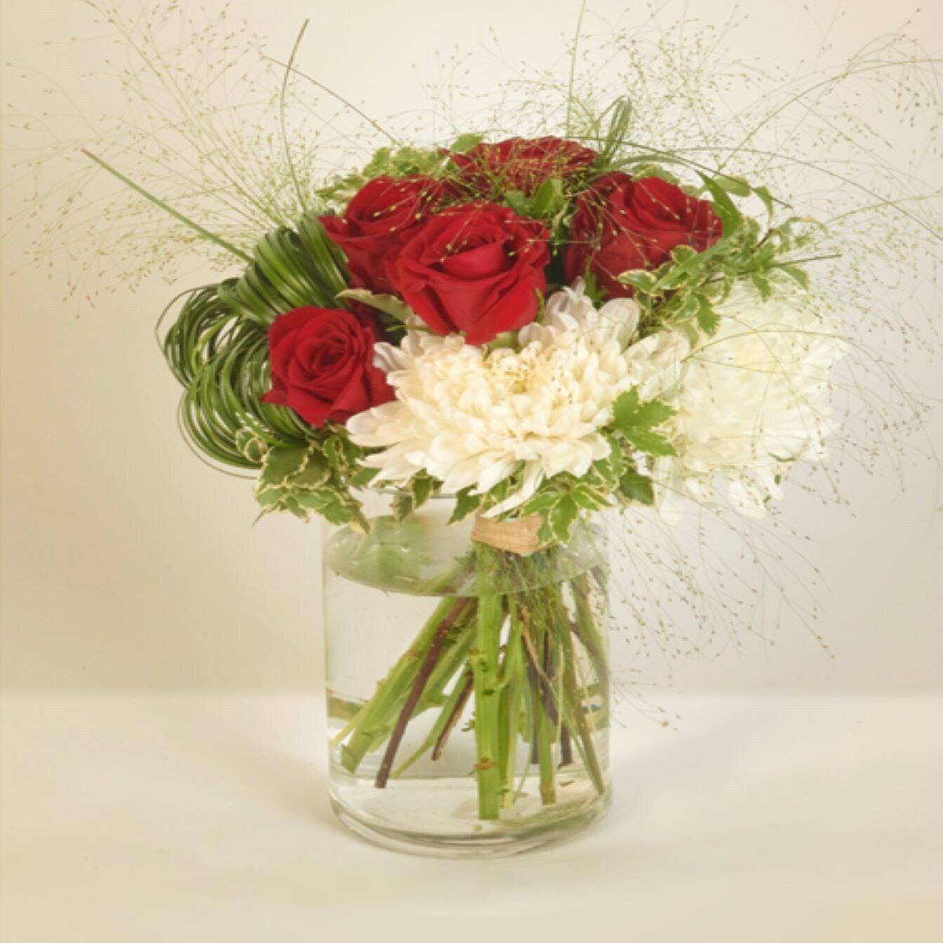Blume, Blumen-Arrangement, Blumenstrauß, Rose, Florales Design, Blume, Blumen-Arrangement, Blumenstrauß, Rose, Florales Design, Blume, Blumen-Arrangement, Blumenstrauß, Rose, Florales Design, blumen, strauß, rote rosen, weiße chrysantheme, glasvase