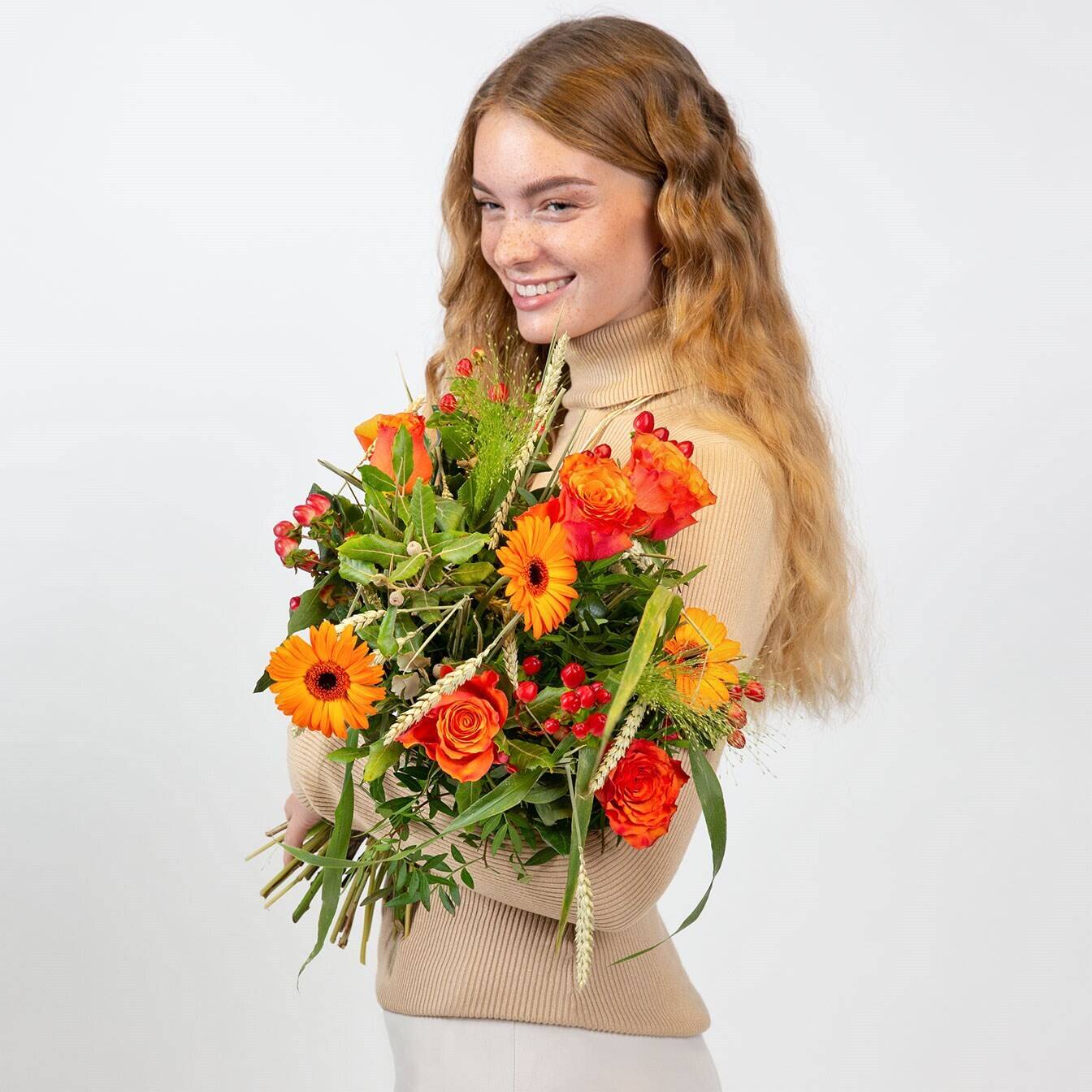 Blumenstrauß, orangefarbene Blumen, Gemischtes Grün, rote Beeren, Feier-Bouquet, blumen, blumenstrauß, orange farben, herbstfarben, grünes grünzeug, Blumenstrauß, orangefarbene Blumen, rote Beeren, Grünzeug, Kartenstrauß