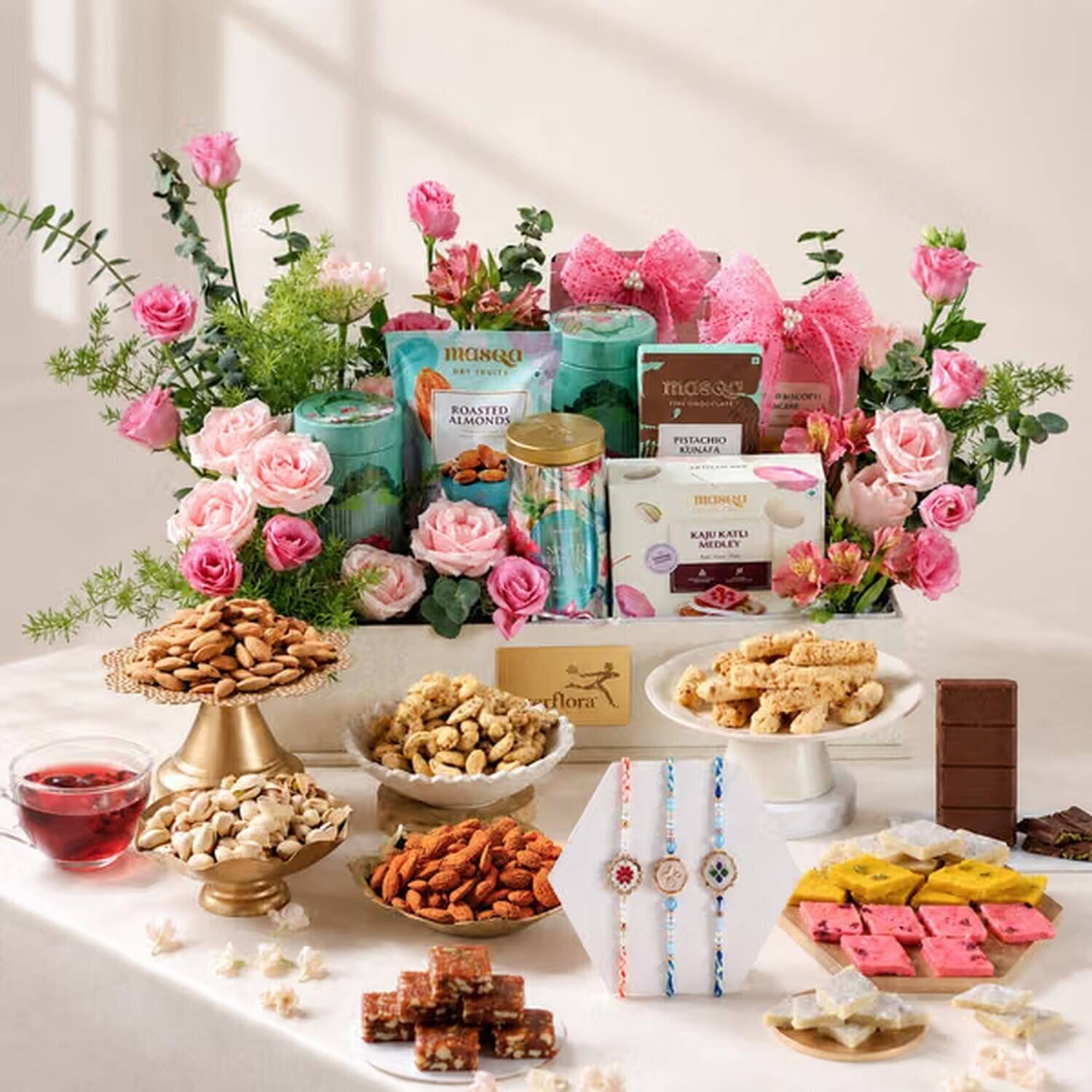 bunte snacks, konfekt, blumen, geschenkbox, nüsse chips, blumenanordnung, auswahl an süßigkeiten, snacks, schokolade, bouquet, vielfaltige snacks, gebäck, patisserie platter, mandeln, blumen, blumen, geschenkkorb, verschiedene snacks, schokolade, kekse