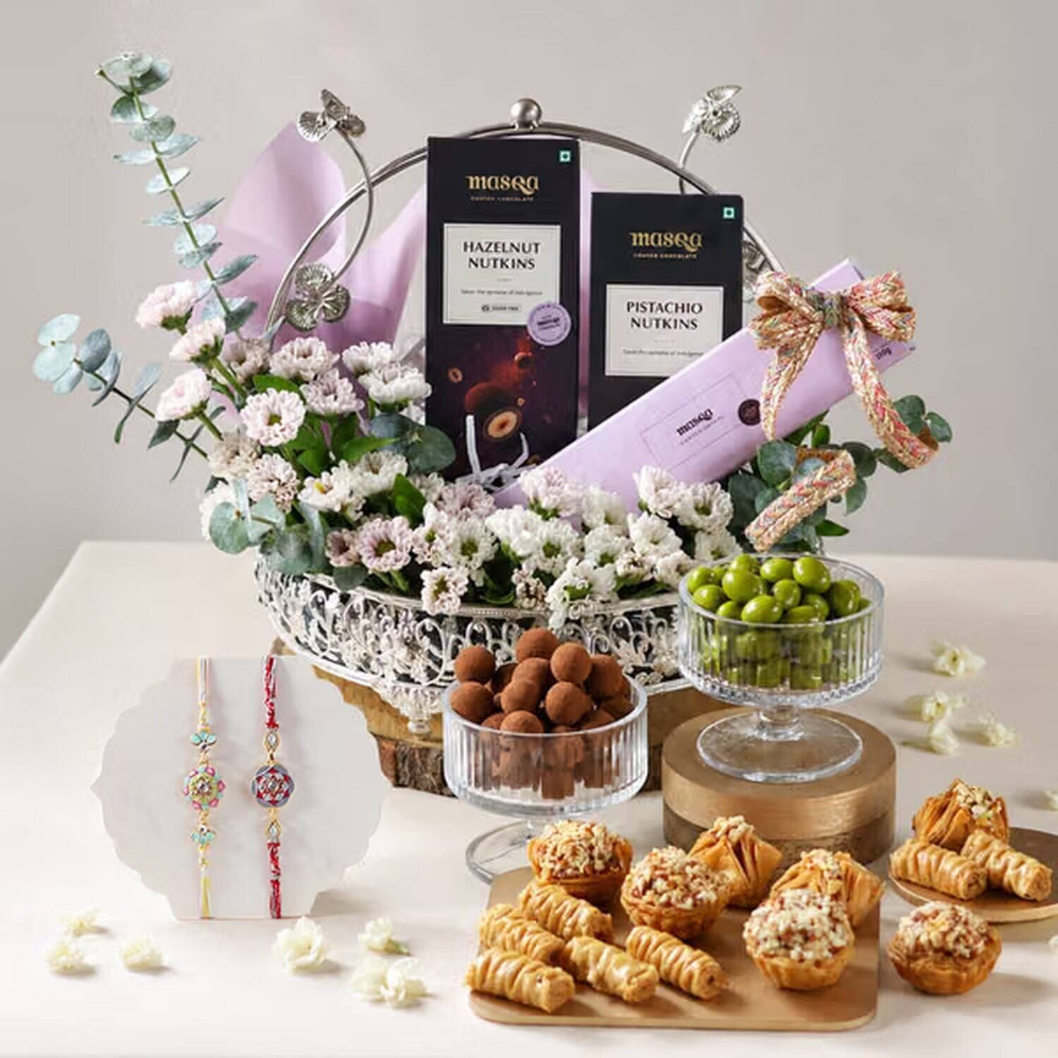 geschenkkorb, osterrecord haus, nüsse, kekse, früchte garnitur, Geschenkkorb, gemischte Snacks, Schokolade, Nüsse, Blumen, geschenkkorb, Schokolade, Nüsse, Kekse, grüne Oliven, Geschenkkorb, Schokolade, Nüsse, Kekse, Blumen