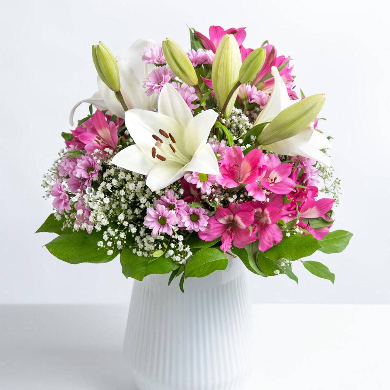 Blumenstrauß, Lilien, Rosa Blumen, Weiße Vase, Grünes Blattwerk, Blumenstrauß, Pinkfarbene Blumen, Lilien, Schleierkraut, weiße Vase, Blumenstrauß, weiße Lilien, rosa Blumen, grüne Blätter, Vase aus Glas, blumen, strauß, lilien, pinkelblumen, grünpflanzen