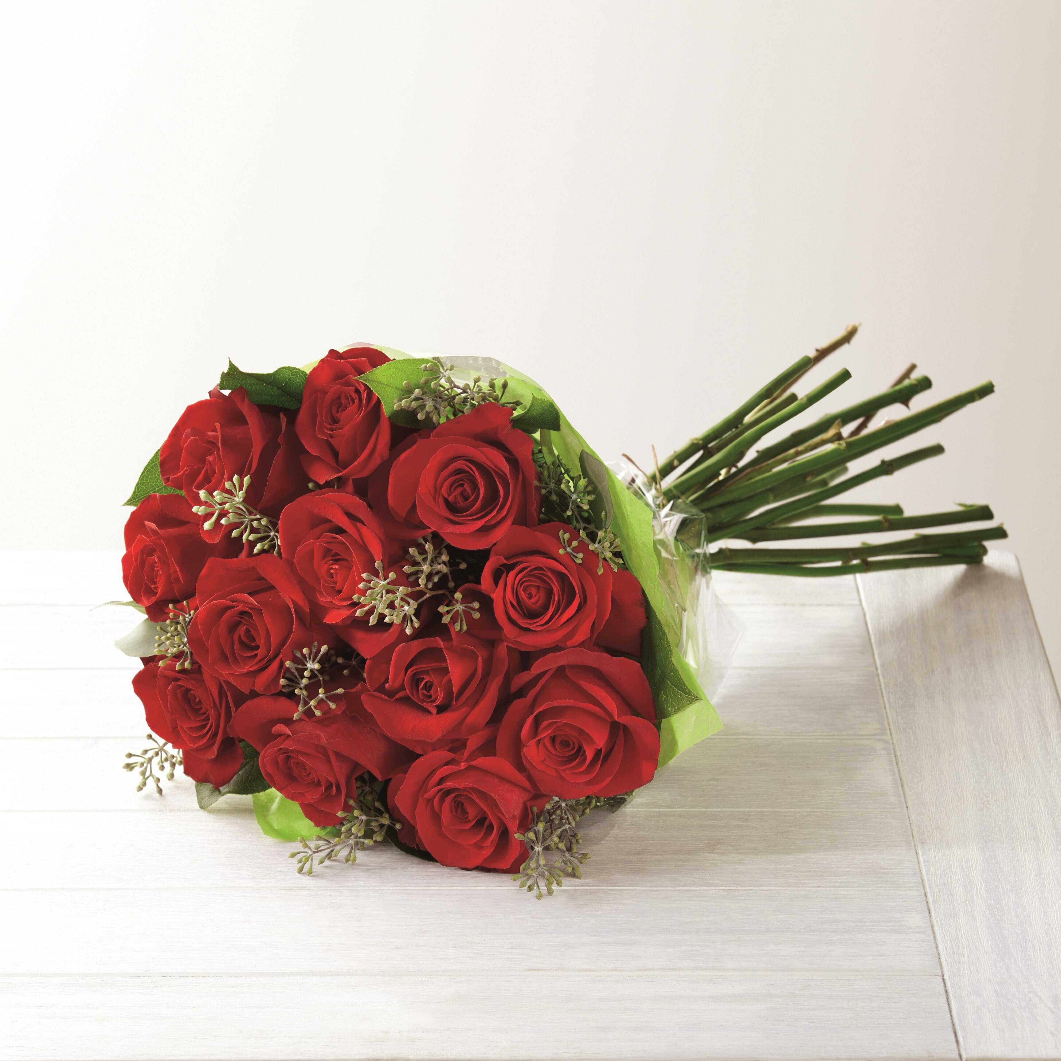Blume, Blumen-Arrangement, Blumenstrauß, Rose, Florales Design, Blume, Blumen-Arrangement, Blumenstrauß, Rose, Florales Design, Blume, Blumen-Arrangement, Blumenstrauß, Rose, Florales Design, rote Rosen, Rosenstrauß, Blumenstrauß, Stiele, grüne Verpackung