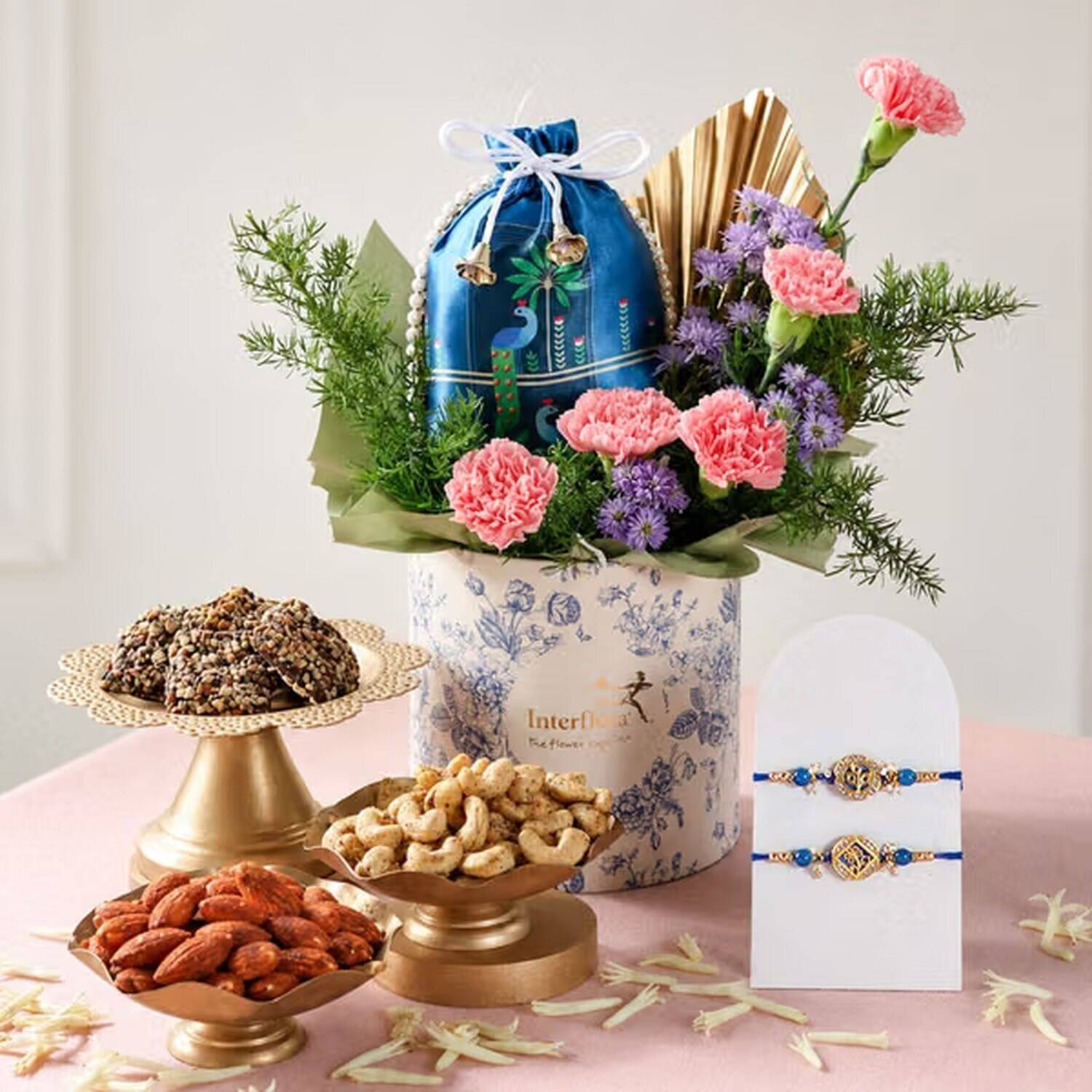 Blumenarrangement, Geschenkbox, Blumen, Armband-Set, nussmischung, blumenarrangement, geschenkbox, blauer topf, rosa nelken, gemischte nüsse, Blumenarrangement, Geschenkstrauß, blaue Deko-Tüte, Blumenarrangement, Nussauswahl