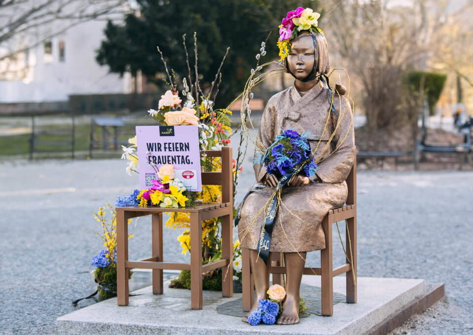 Friedensstatue Berlin mit Blumen geschmückt