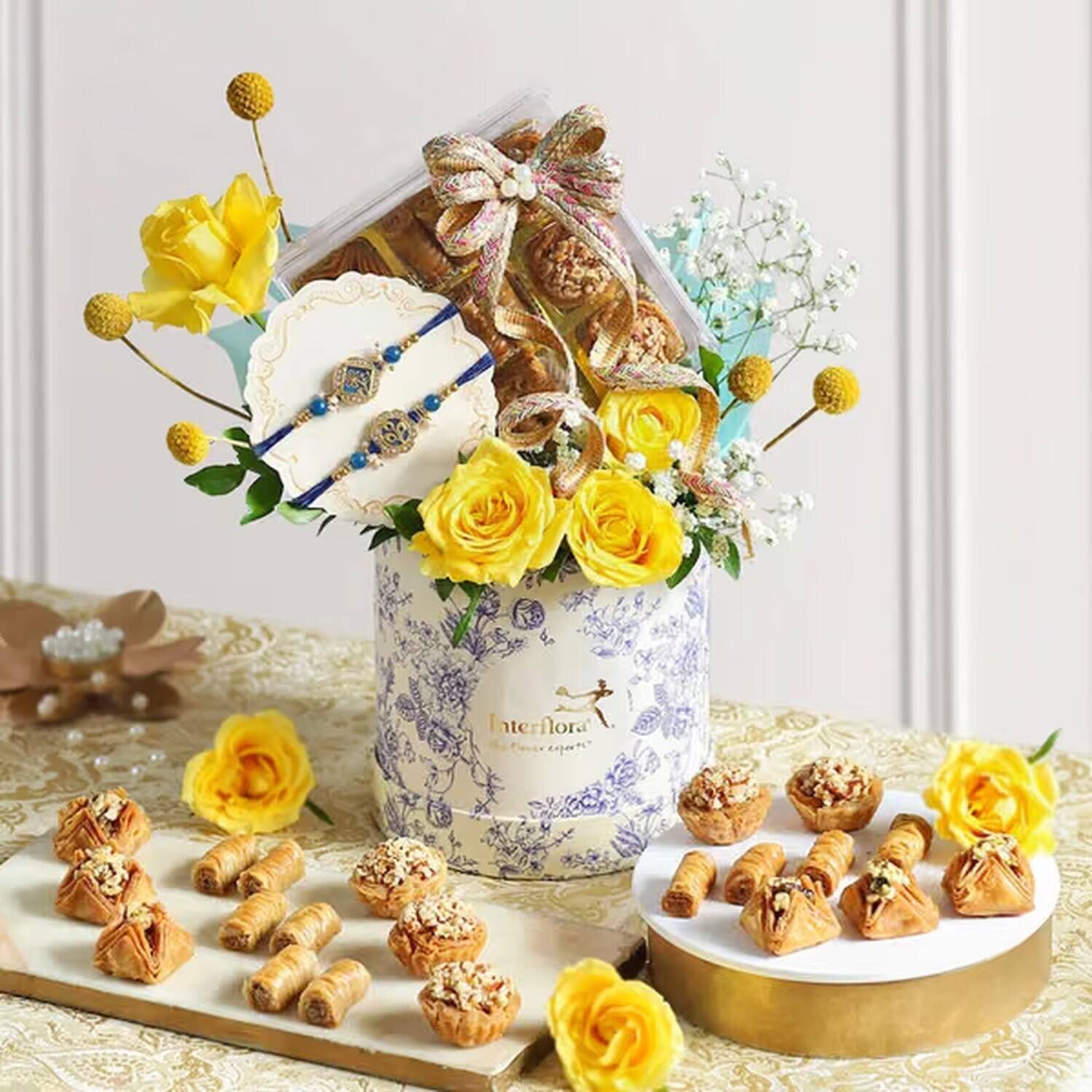 Blumenarrangement, Geschenkbox, Gelbe Rosen, Backwaren, Dekorationsstrauß, Blumenarrangement, gelbe Rosen, Geschenkstrauß, Keksauswahl, Gebäckplatte, Blumenstrauß, gelbe Rosen, gewebtes Band, Dekokiste, Gebäckplatte
