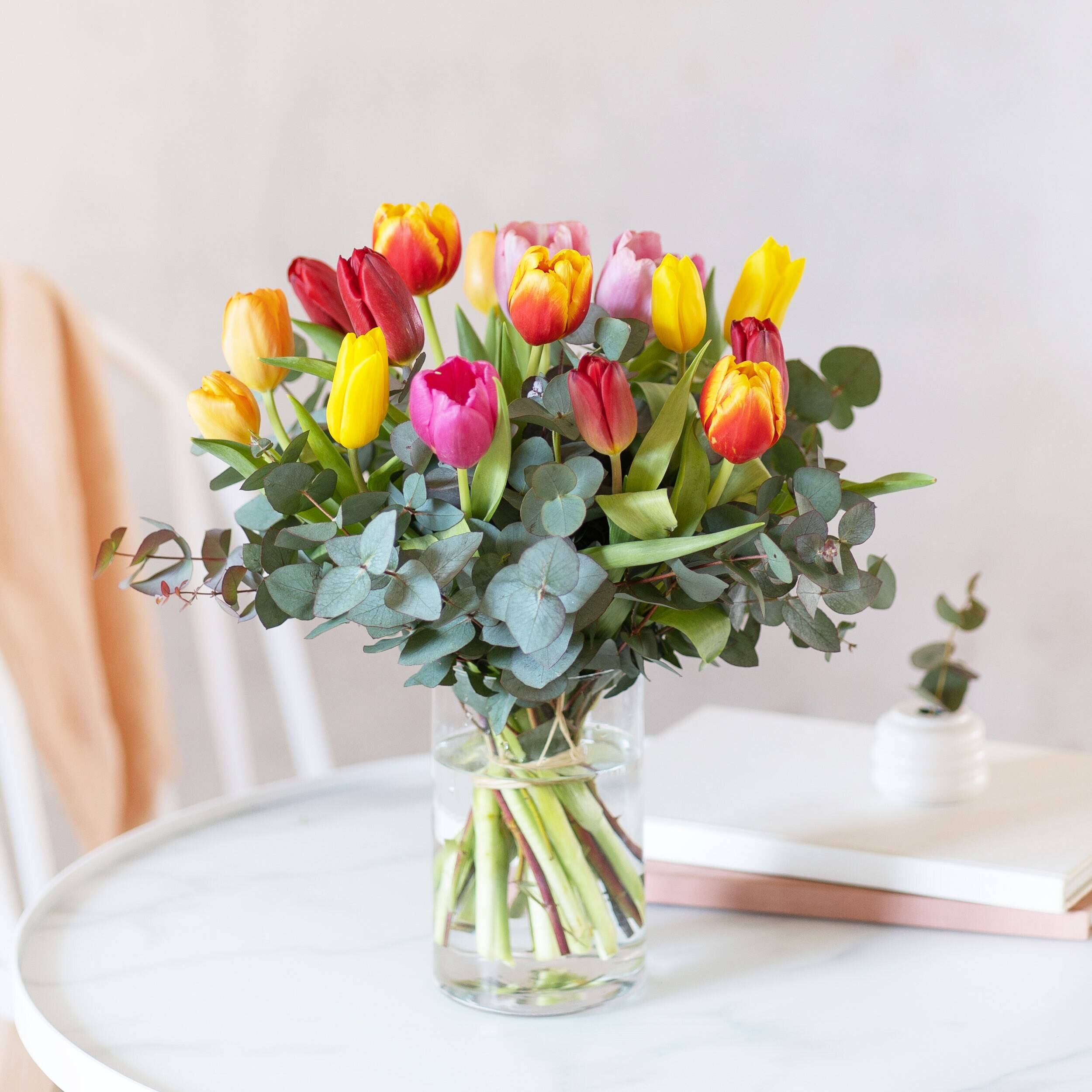 Blume, Blumen-Arrangement, Blumenstrauß, Florales Design, Muster, Blume, Blumen-Arrangement, Blumenstrauß, Florales Design, Muster, Blume, Blumen-Arrangement, Blumenstrauß, Florales Design, Muster, Tulpen, Blumenstrauß, Blumen, Eukalyptus, Glasvase