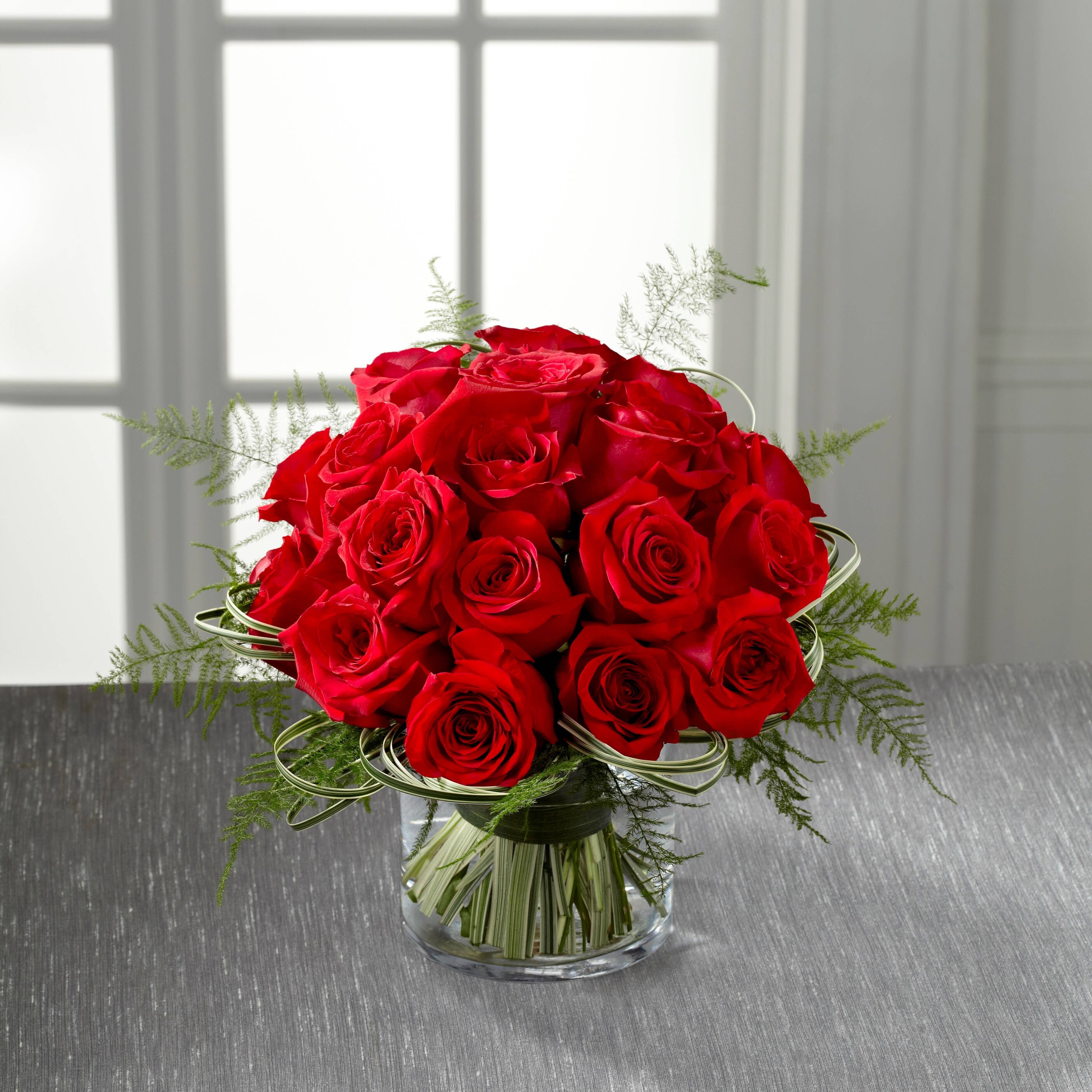 Blume, Blumen-Arrangement, Rose, Blumenstrauß, Florales Design, Blume, Blumen-Arrangement, Rose, Blumenstrauß, Florales Design, Blume, Blumen-Arrangement, Rose, Blumenstrauß, Florales Design, Rosenstrauß, rote Rosen, Blumenstrauß, Glassvase, Grünzeug