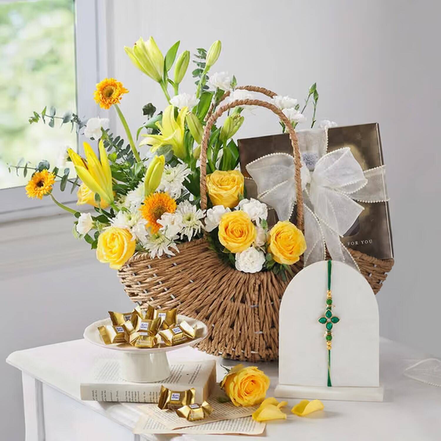 Blumenstrauß, gelbe Rosen, Lilie, Korb, Geschenkbox, korb, Blumen, Blumenstrauß, Geschenk, Verpackung, Blumenarrangement, gelbe Blumen, Korb, Geschenkbox, Schokolade, blumenstrauß, gelbe rosen, korb, geschenkbox, schokoladenbonbons