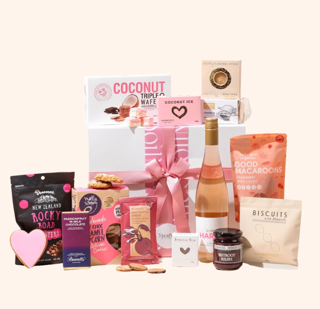 geschenk, auswahl,  snacks, schokolade, pink, geschenk, geschenkkorb, snack, tee, rosa, geschenkset, ausgewählteLeckereien, rosaVerpackung, weinflasche, snackauswahl