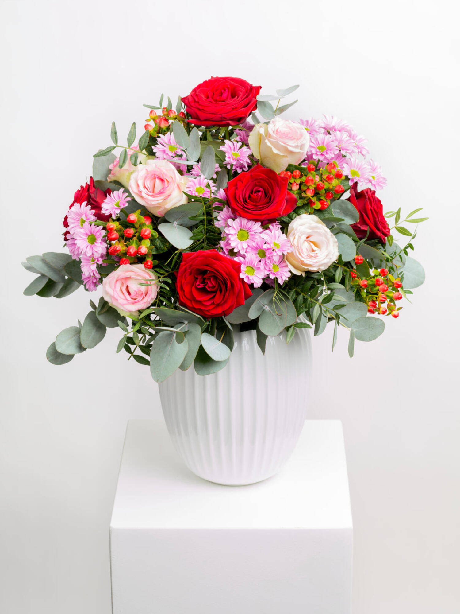 Rosy Hug - Main Colors: RED, ROSE - Main Flowers: ROSES