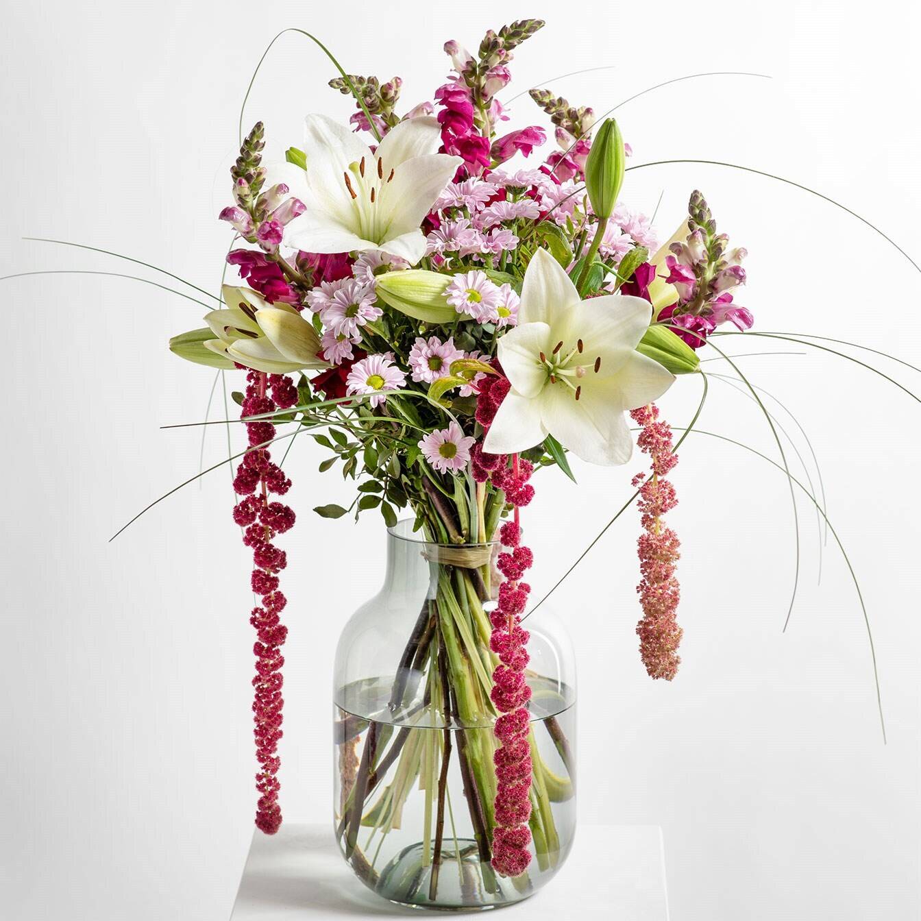 Blume, Blumen-Arrangement, Pflanze, Blumenstrauß, Ikebana, Blumenstrauß, weiße Lilien, rosa Blüten, Glasvase, hängende Amaranth, blumen, Blumenstrauß, Lilien, Rosa, Vase, Blumengesteck, Blumenbukett, Lilien, pinkfarbene Blumen, Glasvase