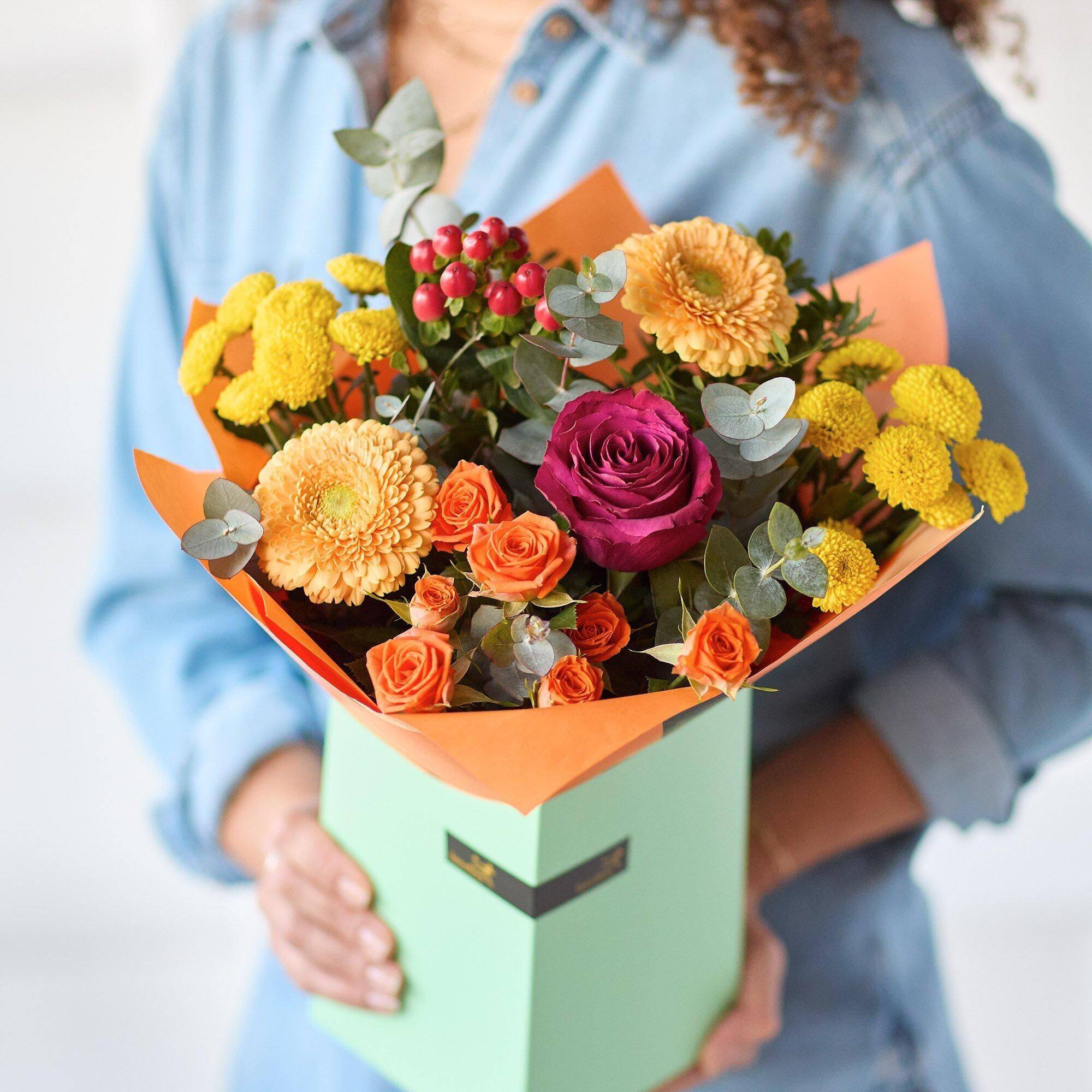 Blumenstrauß, Blumen, Blumenarrangement, bunte, grüne Vase, Blumenstrauß, gelbe Blumen, orangefarbene Blumen, Rose, grüner Vase, blumenstrauß, bouquet, blumen, arrangement, orangeverpackung