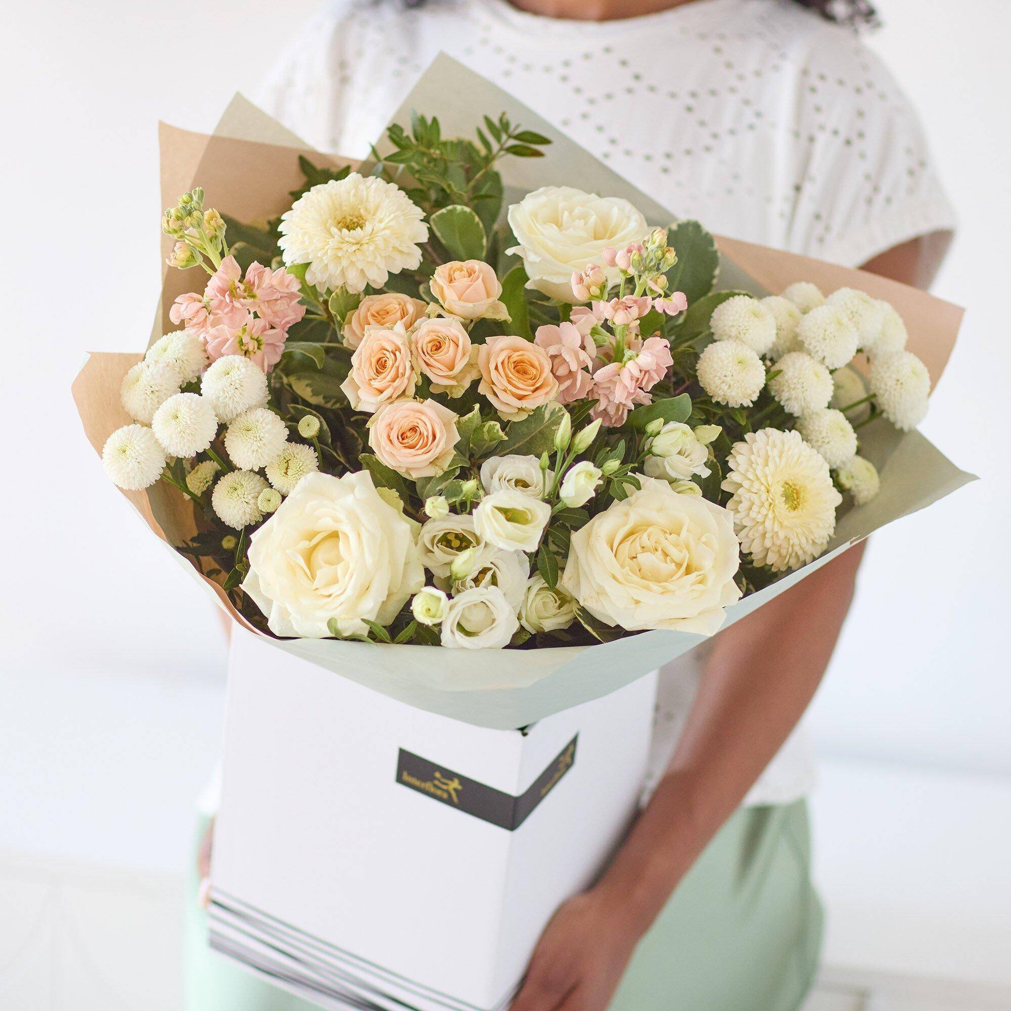 Blumenstrauß, Rosen, Pfingstrosen?, Cremeweiß, Schachtelverpackung, blumenstrauß, pfirsichfarbene rosen, weiße chrysanthemen, grünes blattwerk, lieferbox, blumenstrauß, blumenkollektion, rosen, pfingstrosen, weiße blumen