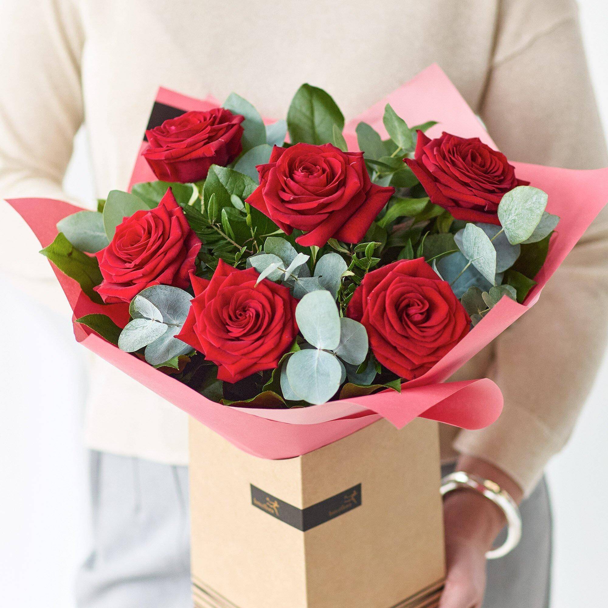 rosenstrauß, rote Rosen, Blumenarrangement, Blumenstrauß, Grünzeug, rote Rosen, Blumenstrauß, Rosenstiele, grünes Laub, rosa Umwickelung, blumen, Rosensträuße, rote Rosen, Blumenstrauß, Geschenk, Rosen, Blumenstrauß, Rot, Blumen, Geschenk