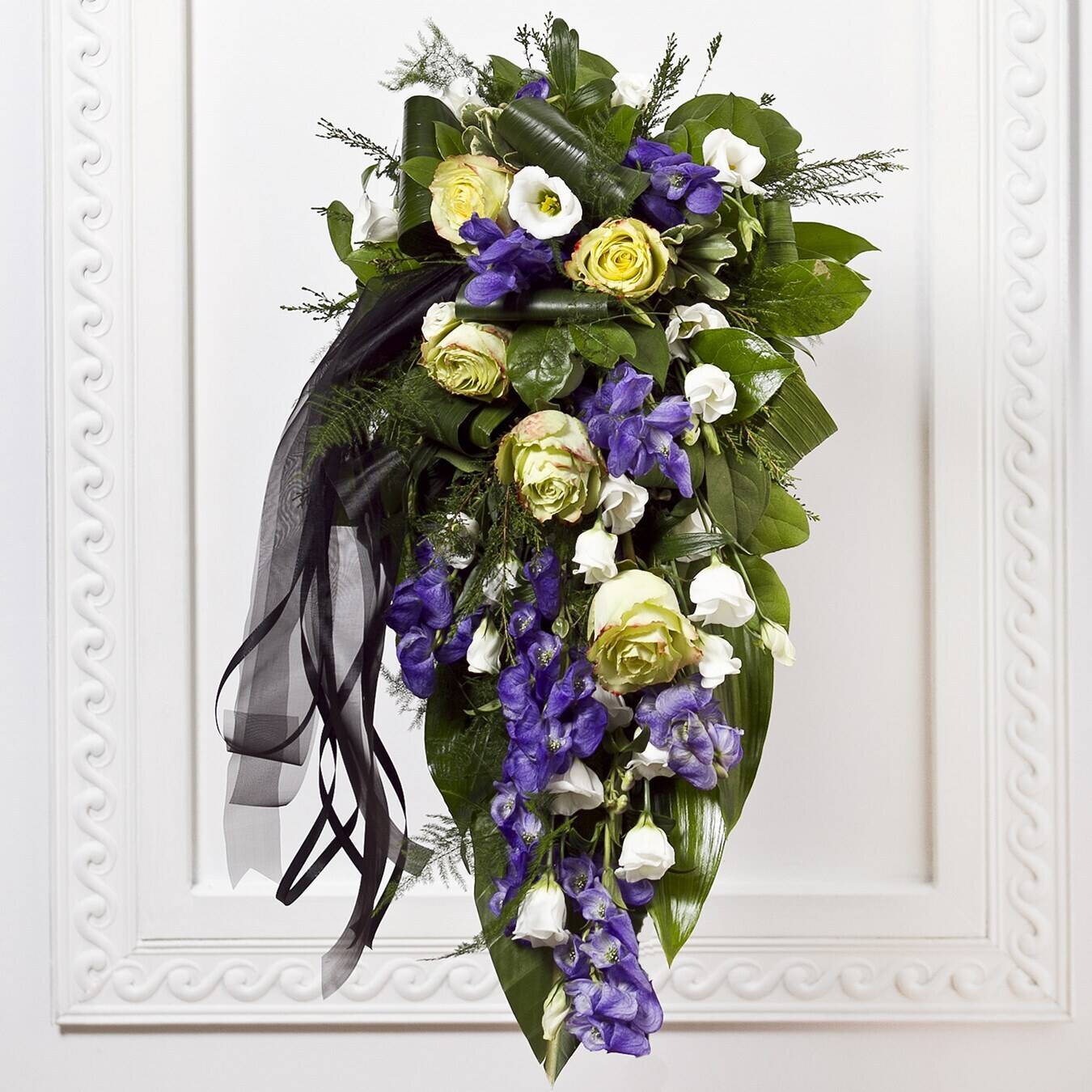 Blume, Blumen-Arrangement, Blumenstrauß, Rose, Florales Design, Blume, Blumen-Arrangement, Blumenstrauß, Rose, Florales Design, Blume, Blumen-Arrangement, Blumenstrauß, Rose, Florales Design, Blumenstrauß, Rosen, Iris, Grünzeug, Schleife