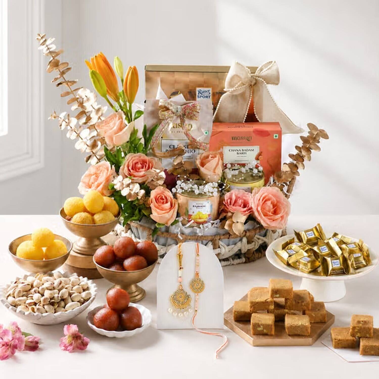 Geschenkkorb, Blumenarrangement, Snacks assortiert, Schokolade, Schmuckdisplay, Geschenkkorb, Blumenarrangement, Gemischte Snacks, Schmuckdisplay, goldene Verpackung, blumenarrangement, geschenkkorb, essbare treats, orange rosen, schmuckdisplay