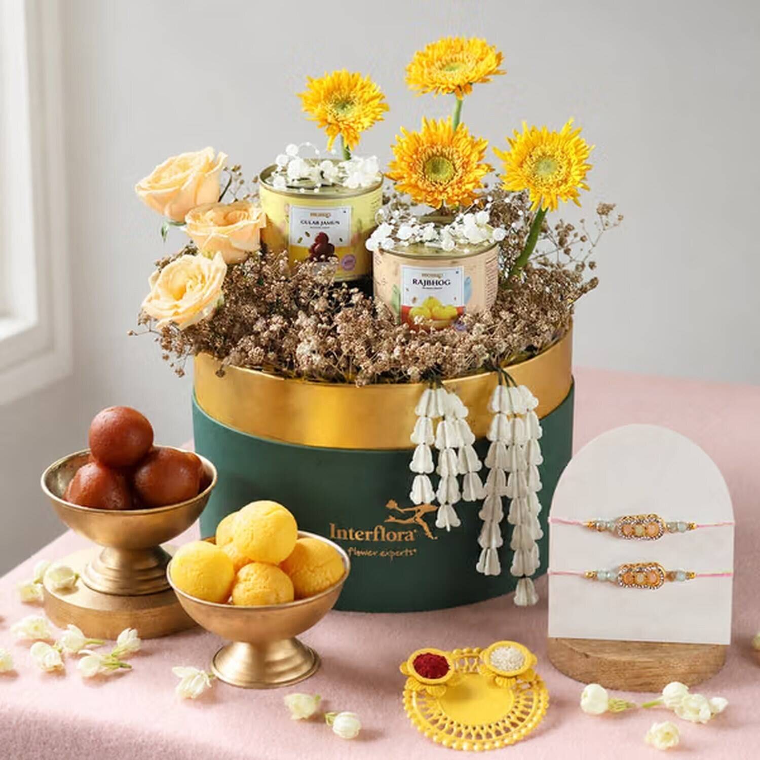 Blumenarrangement, Geschenkbox, orangefarbene Blüten, gelbe Blüten, Obstschalen, Kerzen, Schmuckdisplay, Blumenarrangement, Geschenkbox, Kerze Glas, Obst, Dekoratives Strauß, blumenarrangement, geschenkbox, sonnenblumen, goldenes band, kerzencreme