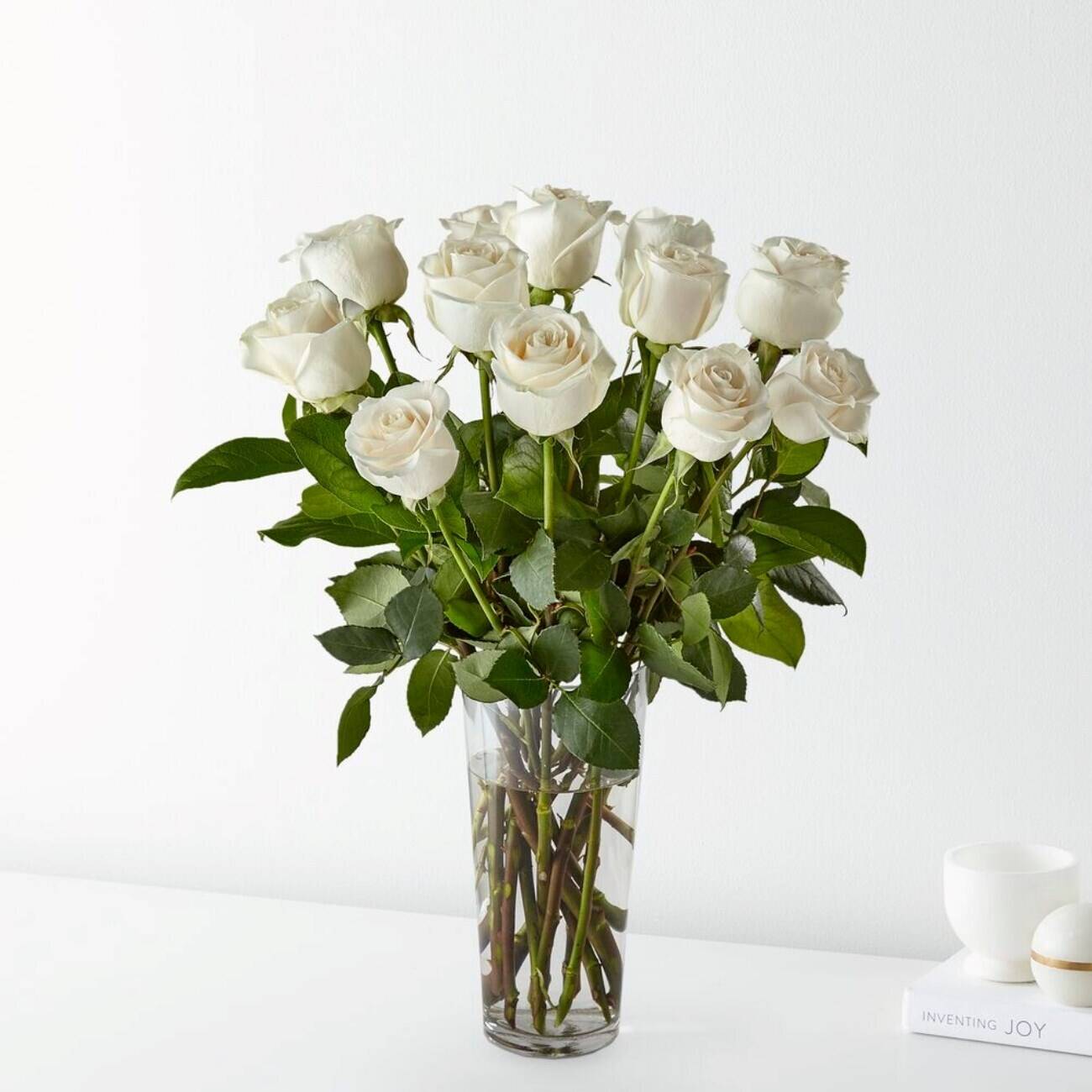 weiße rosen, rosenstrauß, glasvasen, grüne blätter, blumenarrangement, weiße Rosen, Rosenbouquet, Glasvasen, grüne Blätter, Blumenarrangement, weiße Rosen, Rosenstrauß, Glasvase, grüne Stiele, Blumenarrangement