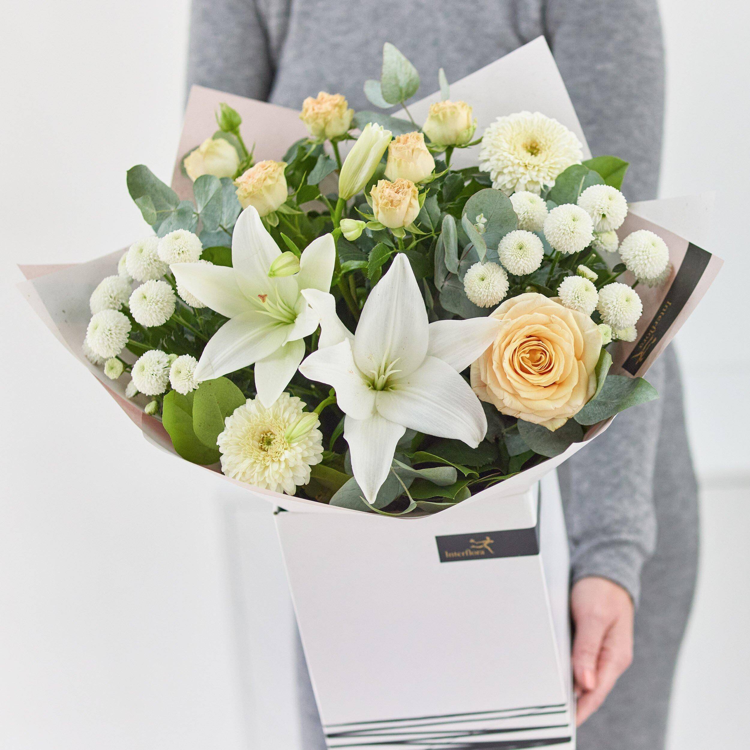 Blumen, Blumenstrauß, weiße Lilien, helle Rosen, Perlen-Chrysanthemen, blumenstrauß, weiße lily, Pfirsichrose, creme Pomponblumen, grünes grünzeug, blumen, strauß, lilien, rosen, perlen-dusch