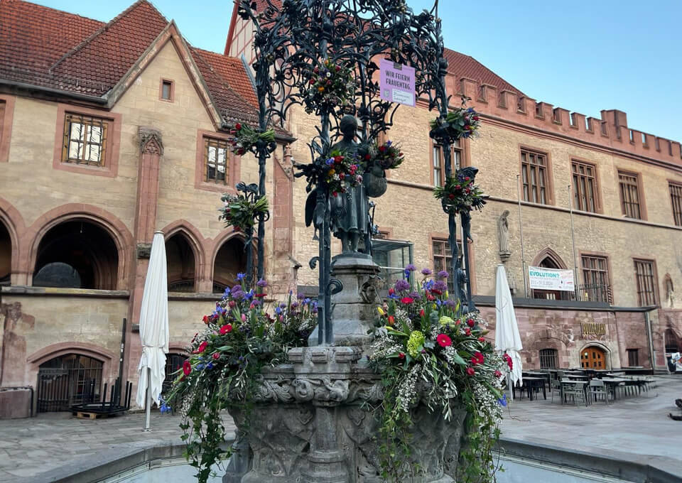 Gänseliesel Göttingen mit Blumen geschmückt