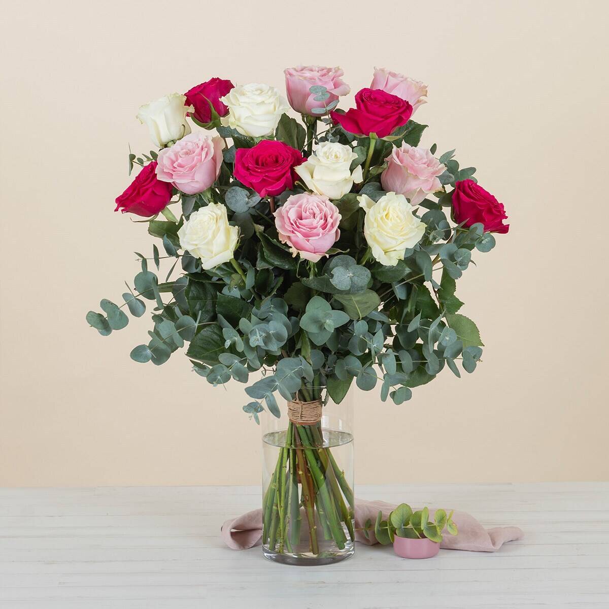 Blume, Blumen-Arrangement, Rose, Blumenstrauß, Florales Design, Blume, Blumen-Arrangement, Rose, Blumenstrauß, Florales Design, Blume, Blumen-Arrangement, Rose, Blumenstrauß, Florales Design, Blumenstrauß, Rosen, bunte Farben, Eukalyptus, Glasvase