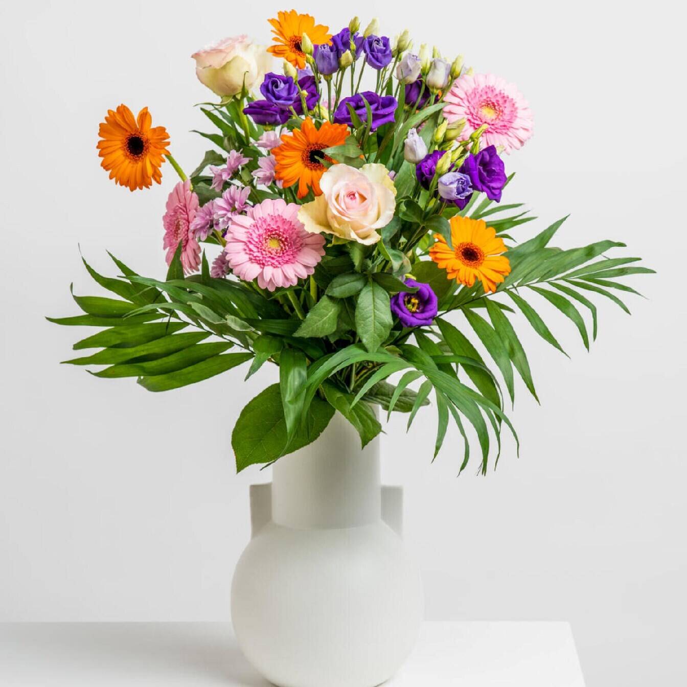 Blumenstrauß, bunte Blüten, Glasvase, farbig, grünes Laub, Blumenstrauß, frische Blumen, Vase, bunte Mischung, Grüne Blätter, Blumenstrauß, bunte Blumen,  Glasvase, Vasenarrangement, bunte Blüten