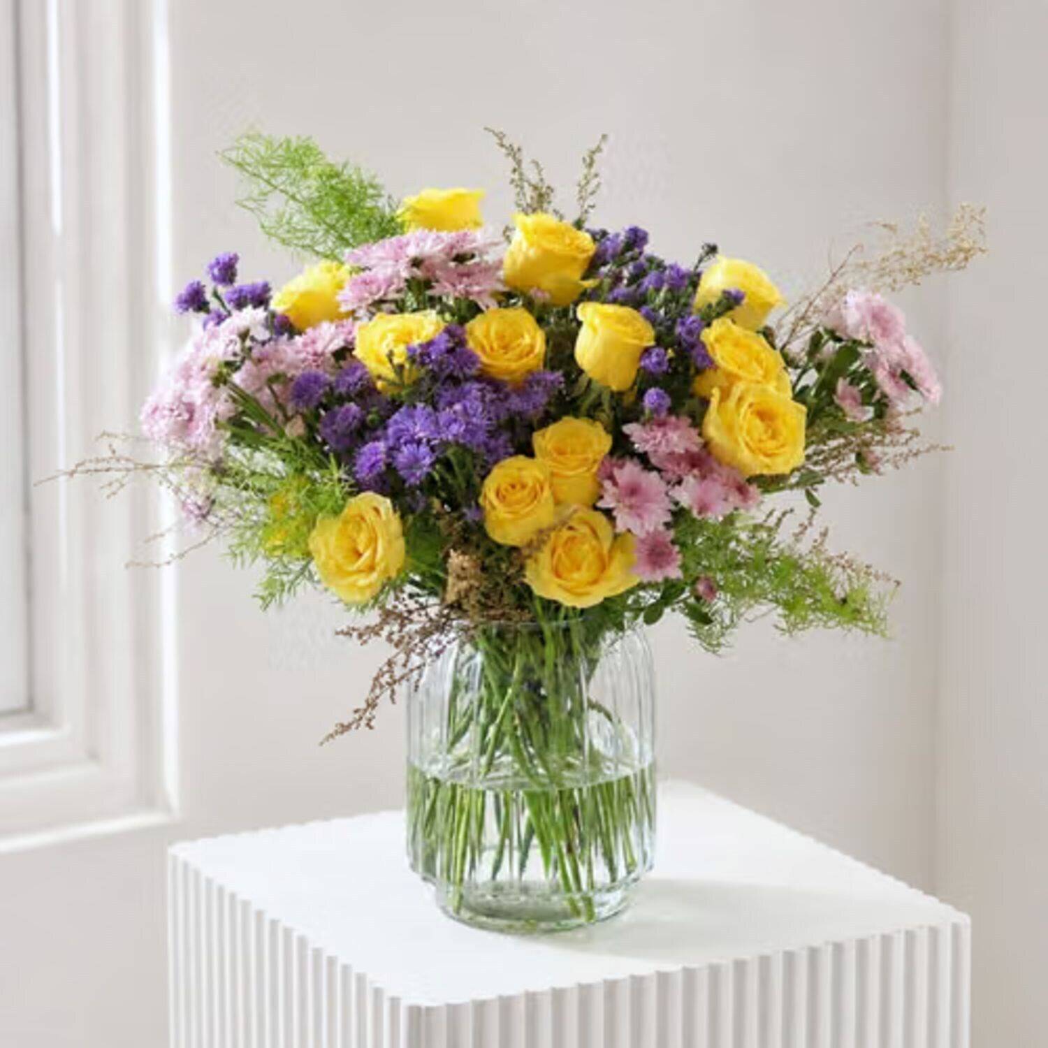 blumenstrauß, gelbe rosen, bunte blumen, glasvase, blumenarrangement, Blumenstrauß, gelbe Rosen, Glasvase, bunte Blüten, Lila Statice, blumenstrauß, gelbe rosen, lila blumen, glasvase, blumenarrangement