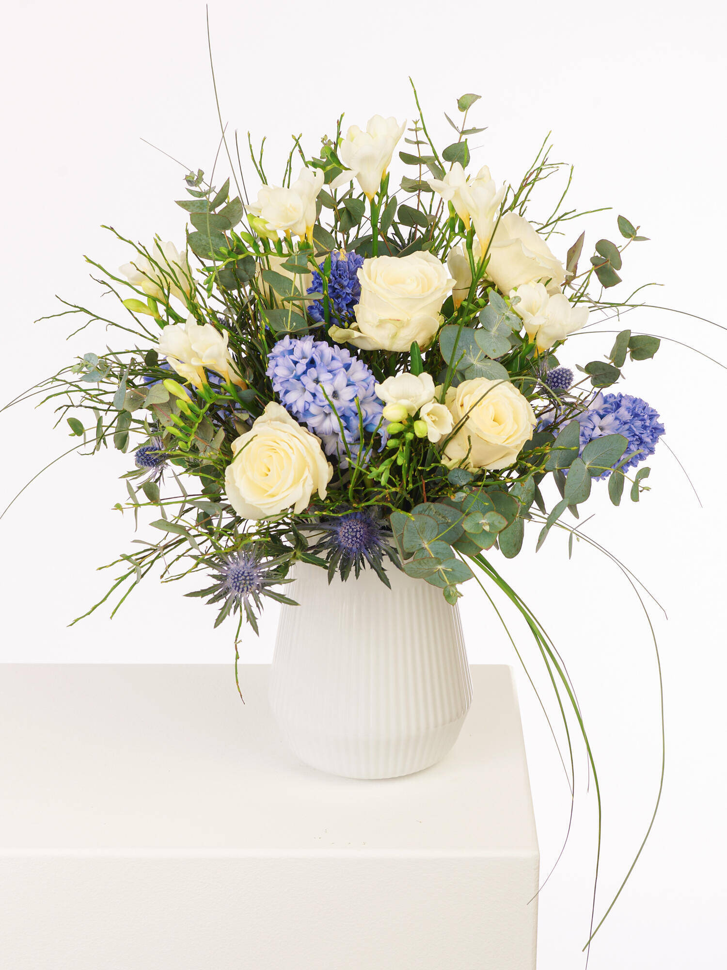 Märchenhaft - Hauptblüte: Freesien, Hyazinthen, Rosen - Hauptfarbe: Blau, Weiß