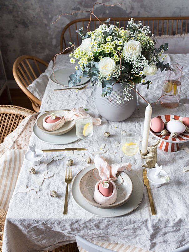 dekorierter Tisch zu Ostern mit Blumen und Osterdeko