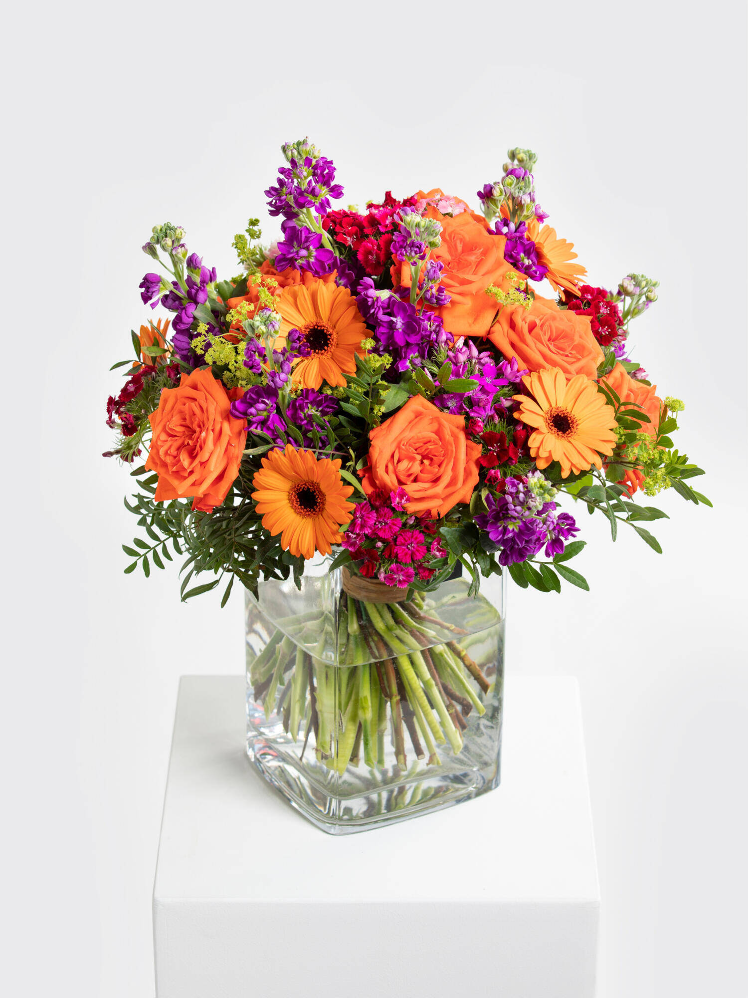 Sommerlicher Gruß - Hauptblüte: Germini, Levkojen, Rosen - Hauptfarbe: Orange, Violett