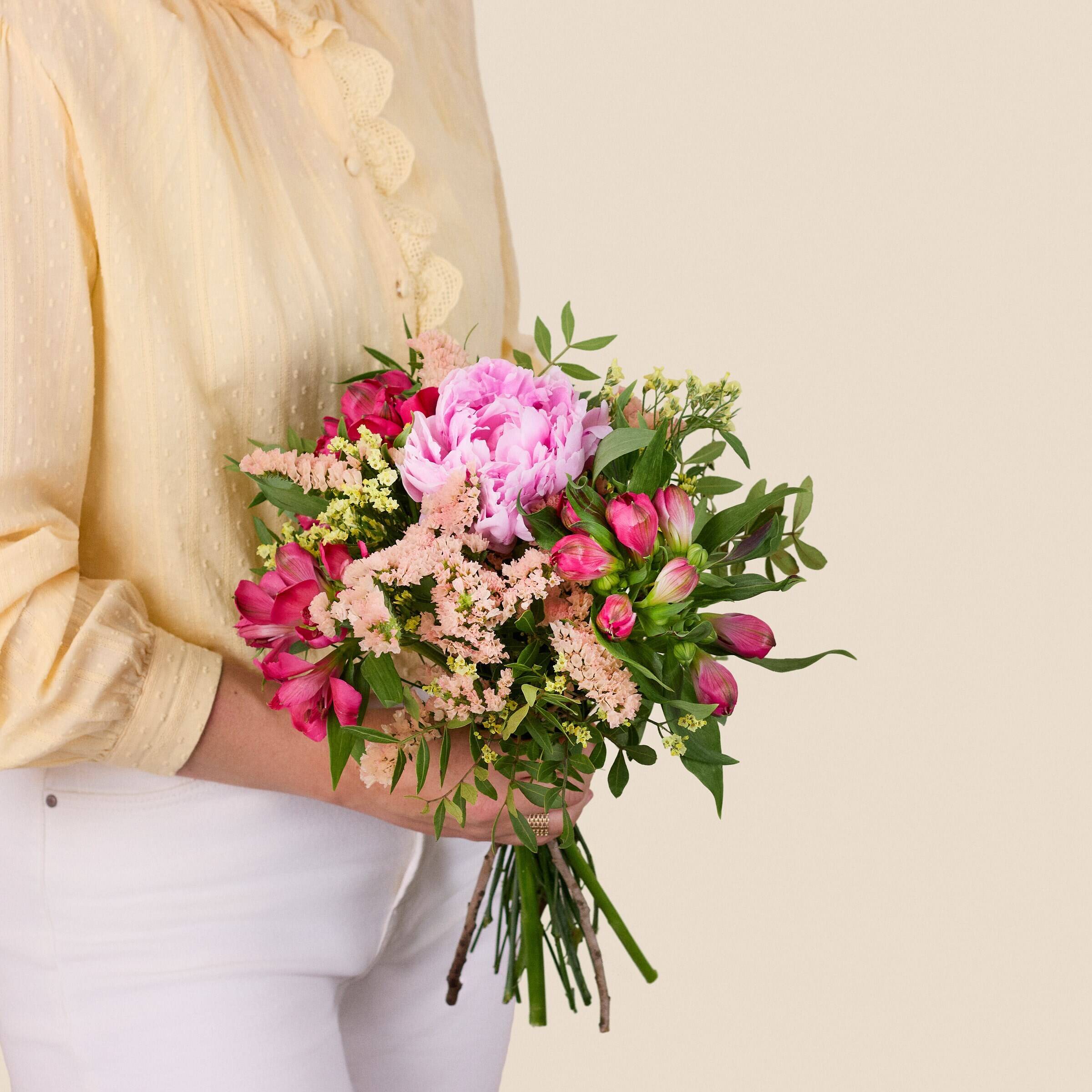 Blumenstrauß, rosa Pfingstrose, rosa Tulpen, grünes Laub, Hände halten Strauß, Blumenstrauß, rosa Blumen, Pfingstrosen, Tulpen, Grünzeug