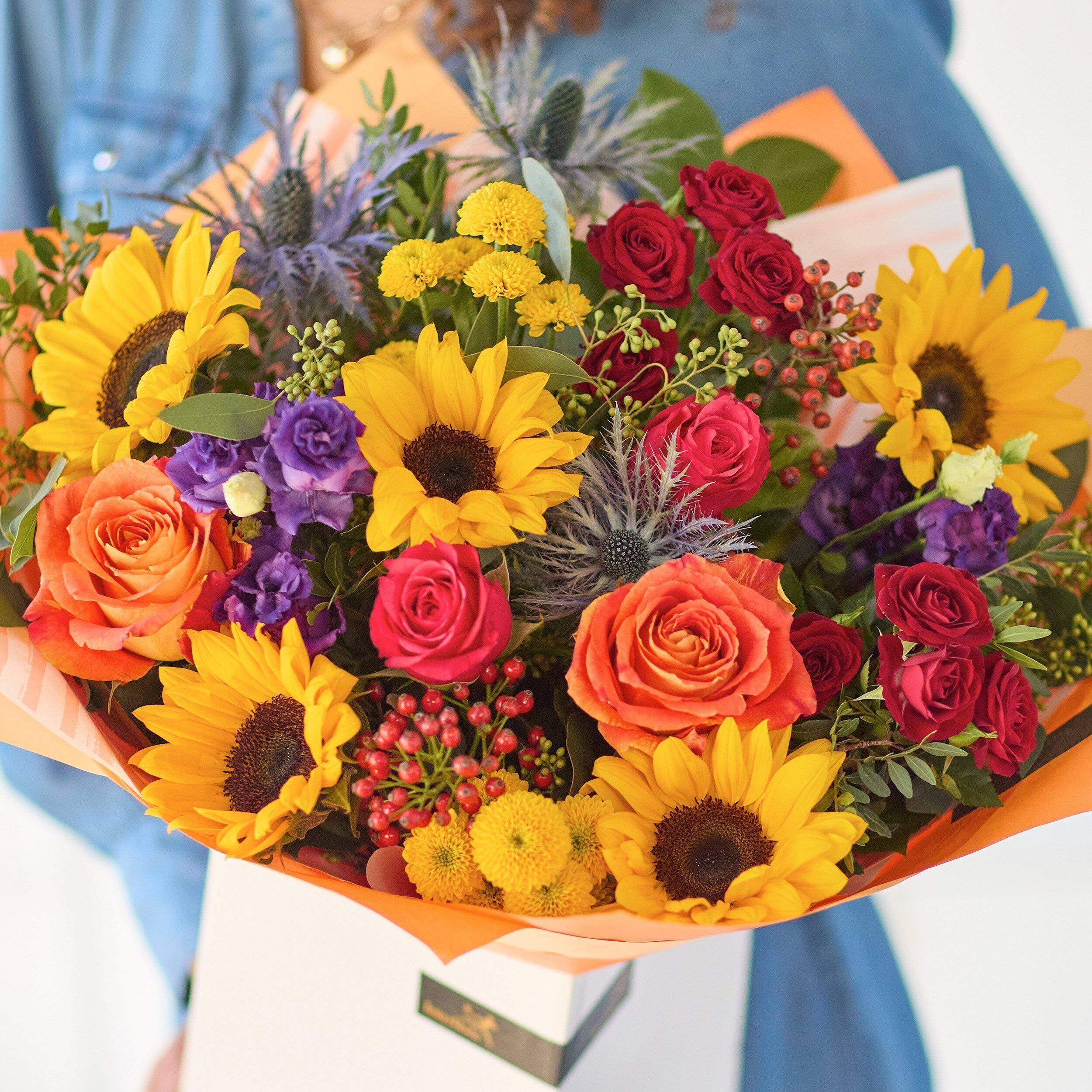 Blumenstrauß, Sonnenblumen, Rosen, gelbe Blumen, bunter Strauß, Blumenstrauß, Sonnenblumen, Rosen, Blumenmix, Geschenkverpackung, blumen, blumenstrauß, sonnenblumen, rosen, farbenfroh